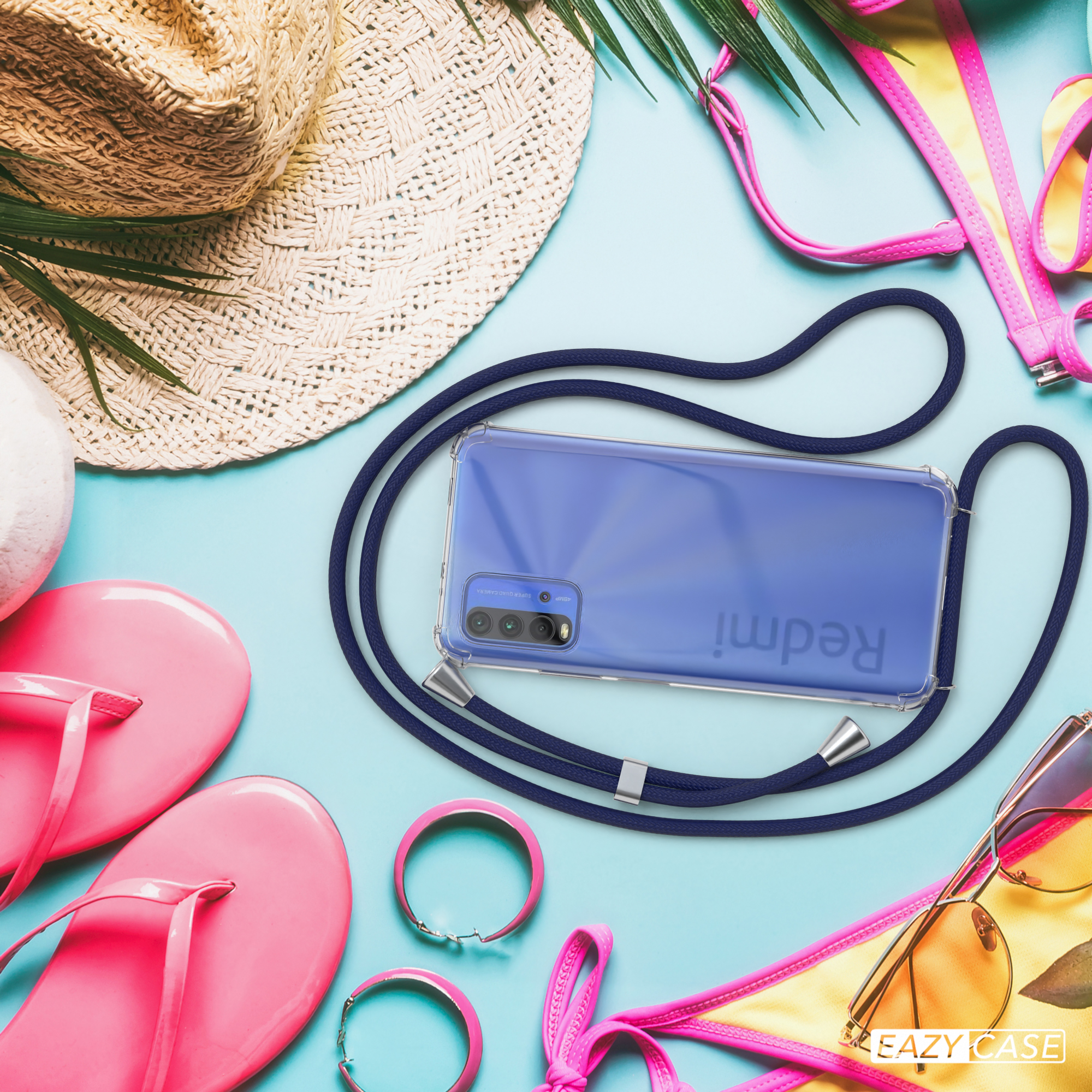 Telefon in Hülle mit Lanyard auf blauem Untergrund mit Zubehör. Sonnenbrille, Hut und Flip-Flops.