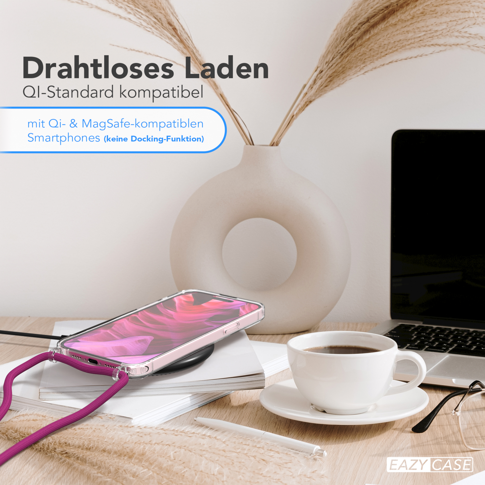 Ein Telefon in einer transparenten Hülle liegt auf einem kabellosen Ladegerät. Mit Kaffee und Stift.