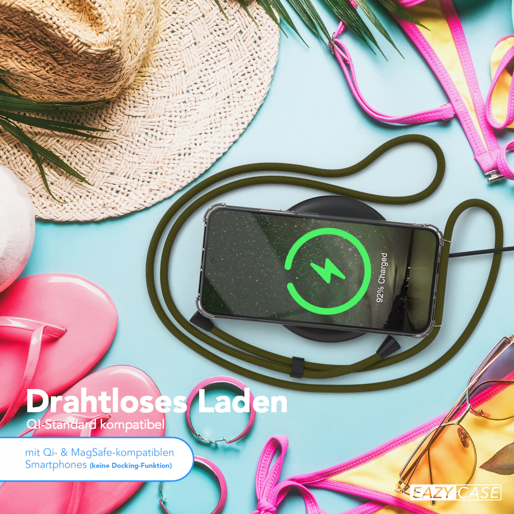 Telefon mit Hülle auf kabellosem Ladegerät, Strandhintergrund, Flip-Flops, Text-Overlay.