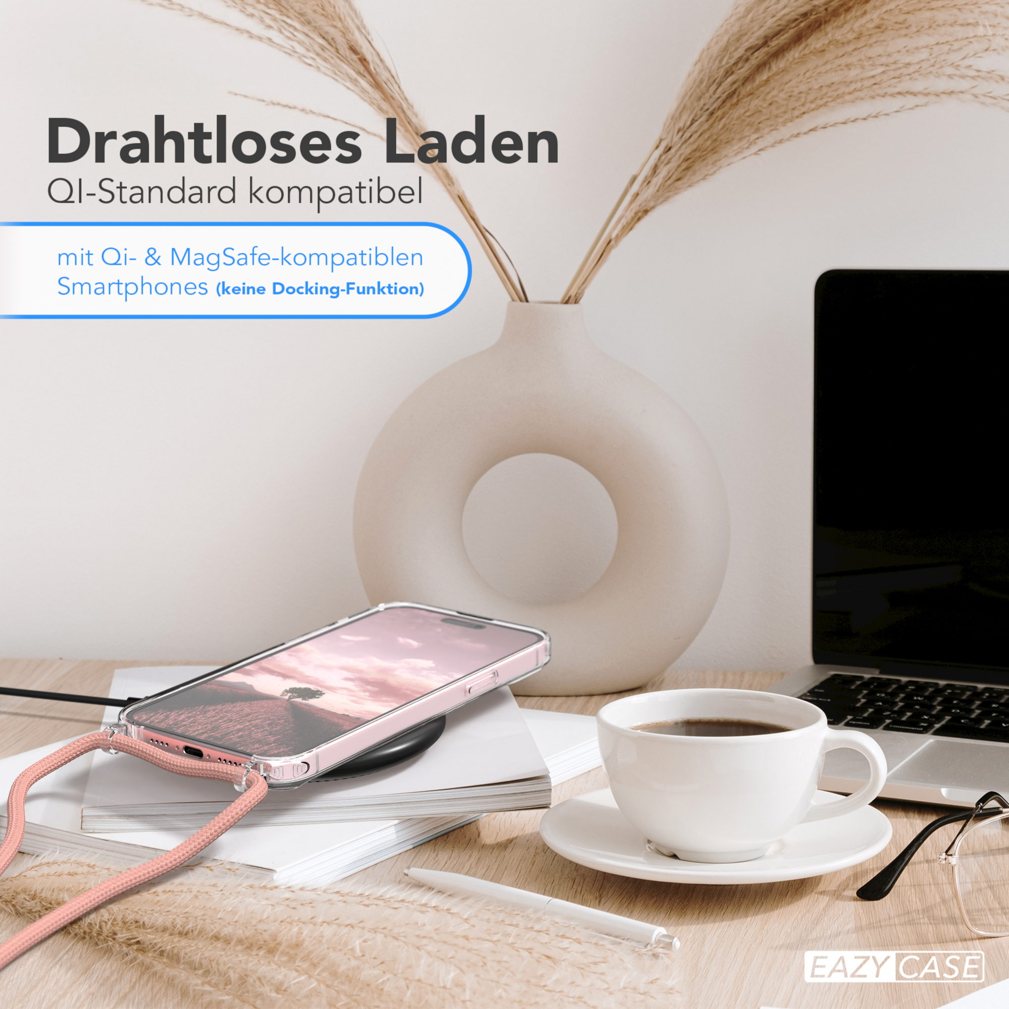 Ein Telefon auf einem kabellosen Ladegerät, neben einer Kaffeetasse und einer Vase mit Pflanzen.