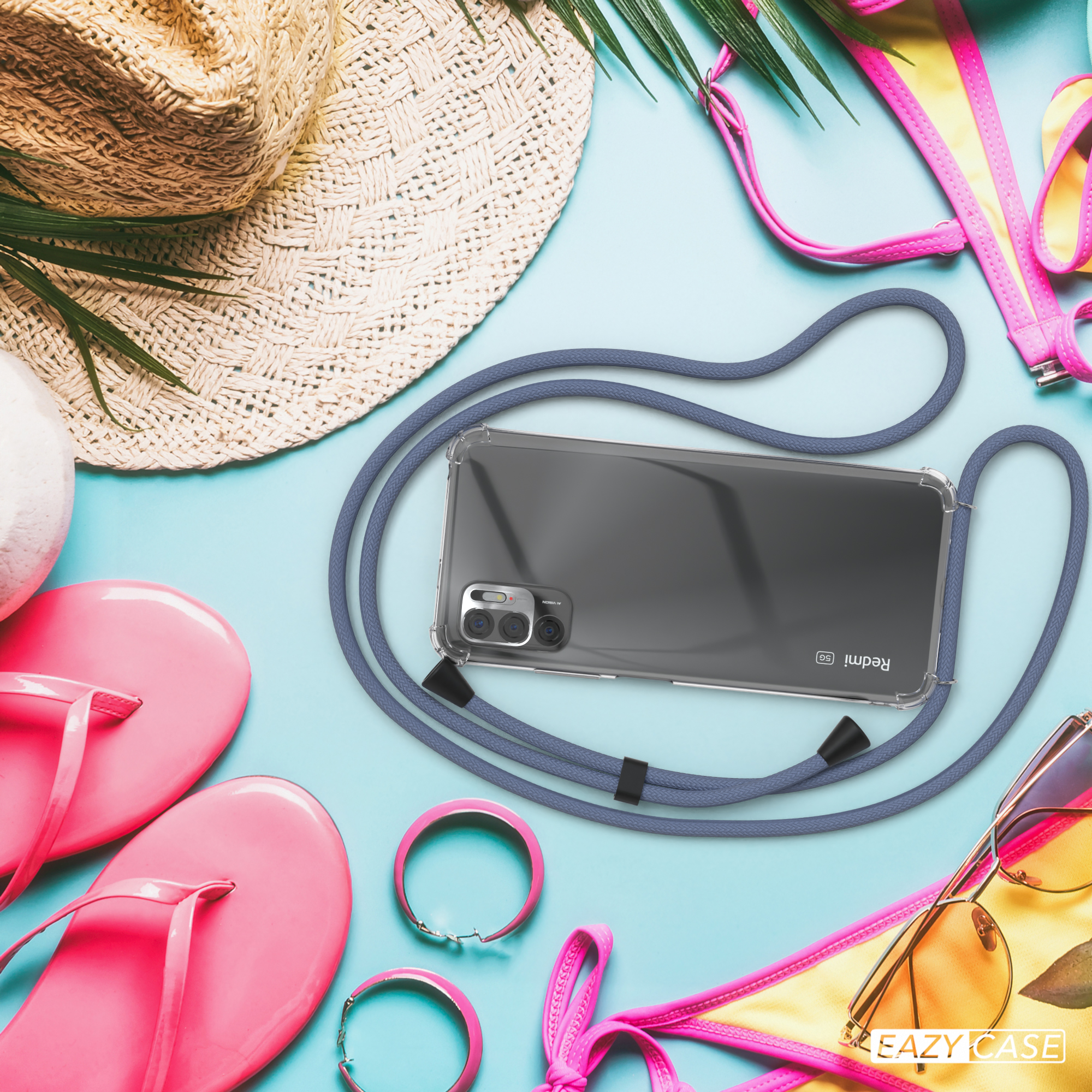 Strandszene mit Handy in Hülle, Flip-Flops, Hut, Sonnenbrille und Bikini. Telefon hat Schnur.