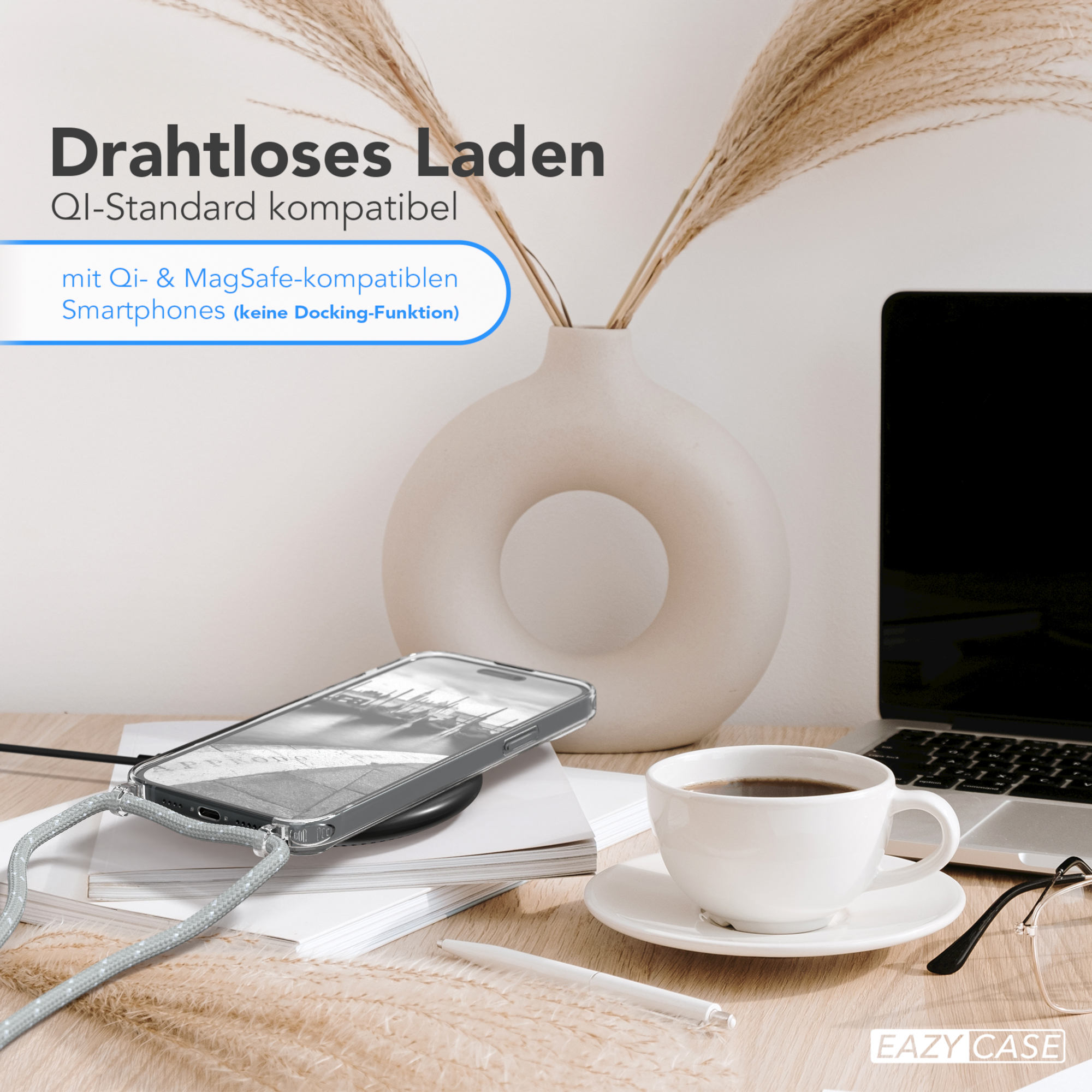 Ein Telefon auf einem kabellosen Ladegerät mit schwarzem Riemen, in der Nähe einer Kaffeetasse und Schreibtisch.