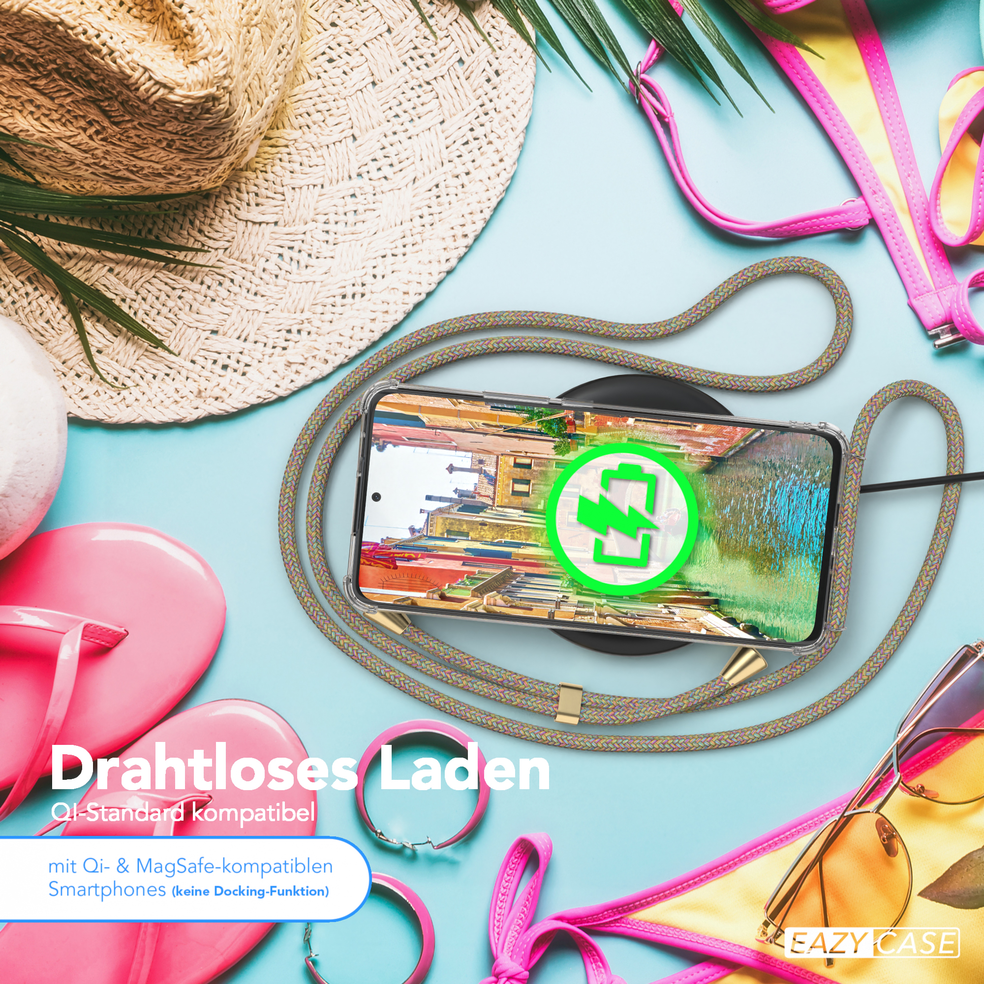Telefon mit Hülle auf kabellosem Ladegerät. Auf blauem Hintergrund befinden sich ein Hut, eine Sonnenbrille und Flip-Flops.