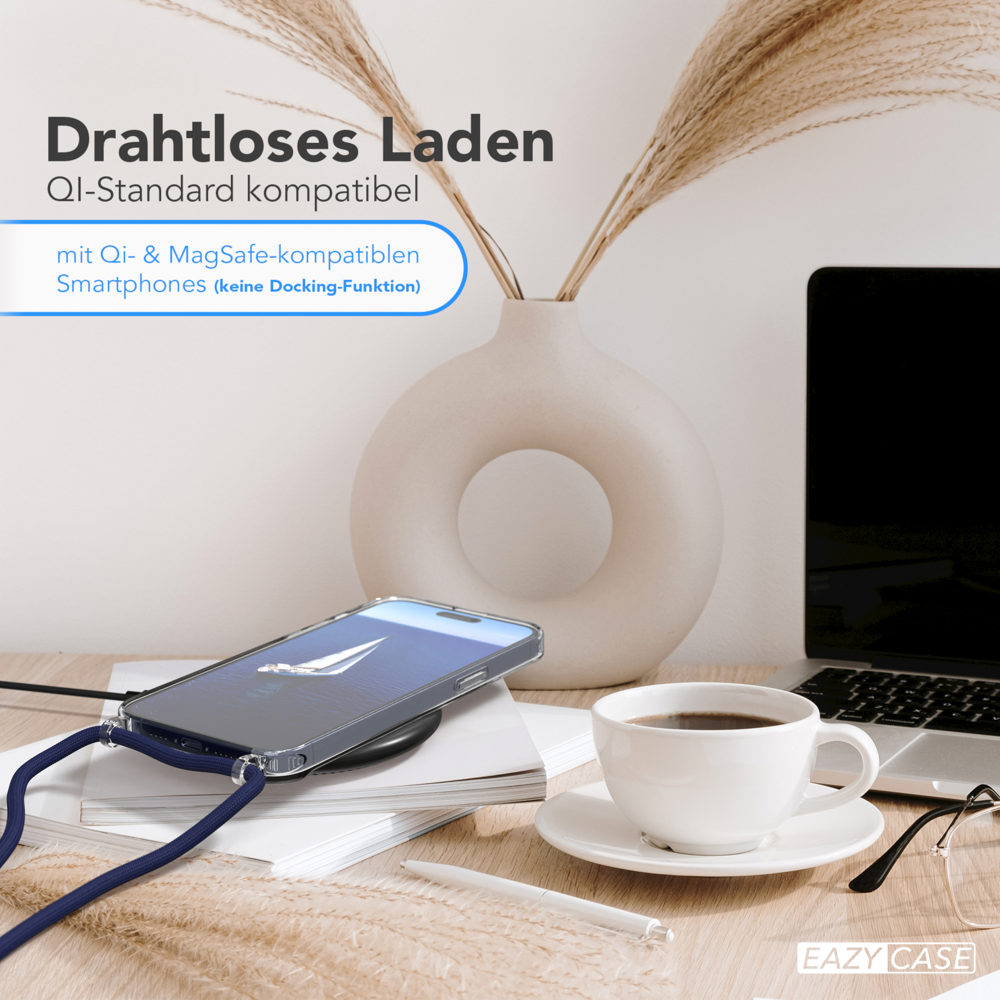 Ein Smartphone, das auf einem kabellosen Ladegerät geladen wird. Kaffee, Brille und Text im Hintergrund.