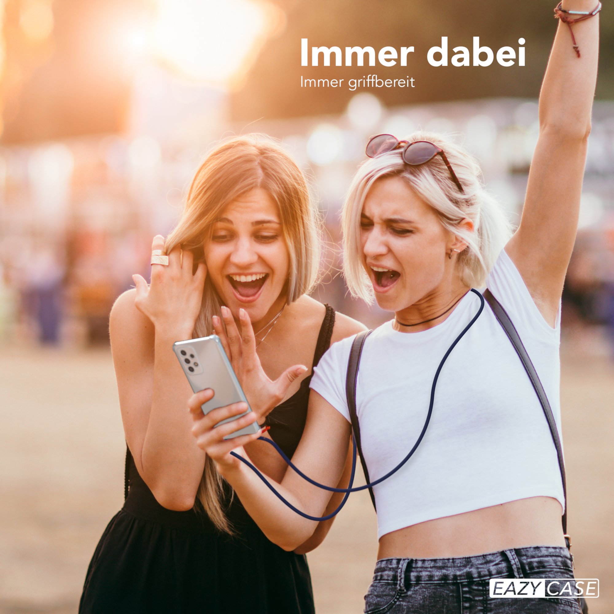 Zwei Frauen schauen auf ein Telefon mit Kordel. Text: Immer dabei.