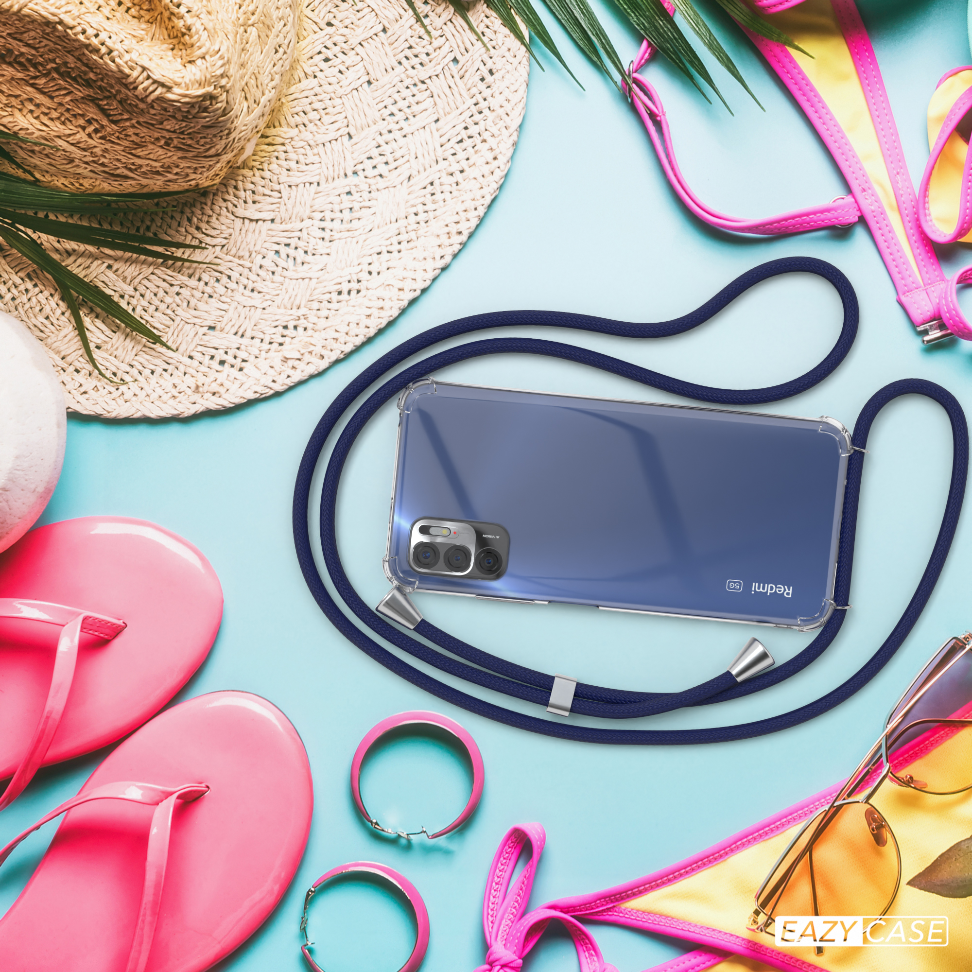 Strandszene mit Telefon mit blauem Schlüsselband, Flip-Flops, Hut, Sonnenbrille und Bikinioberteil.