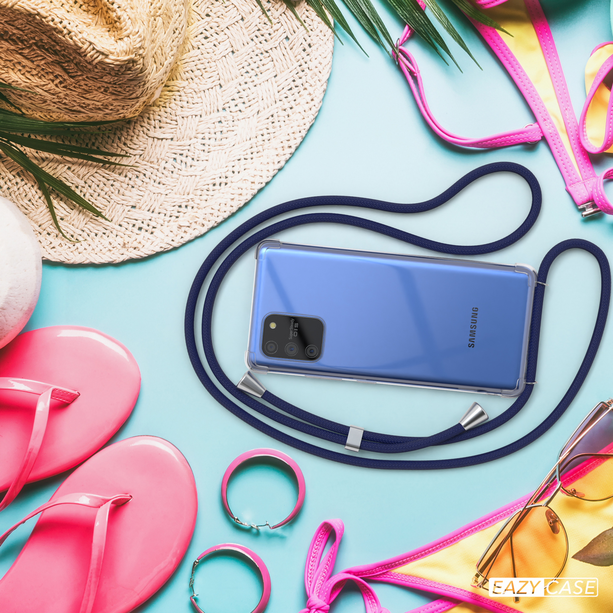 Ein blaues Samsung-Telefon mit Kordel, umgeben von Sonnenhut, pinken Armbändern und einem Bikini-Oberteil.