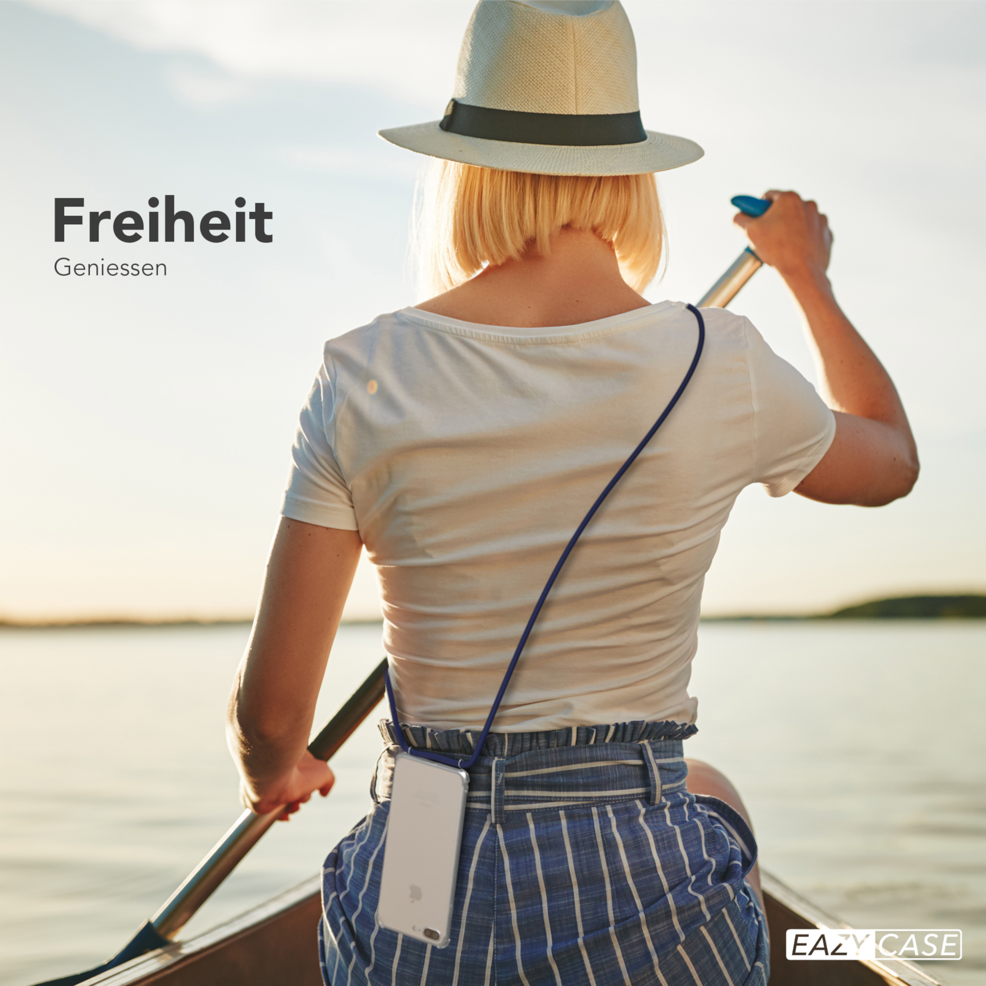 Eine Frau rudert in einem Boot auf einem See, Telefon mit Umhängeband.