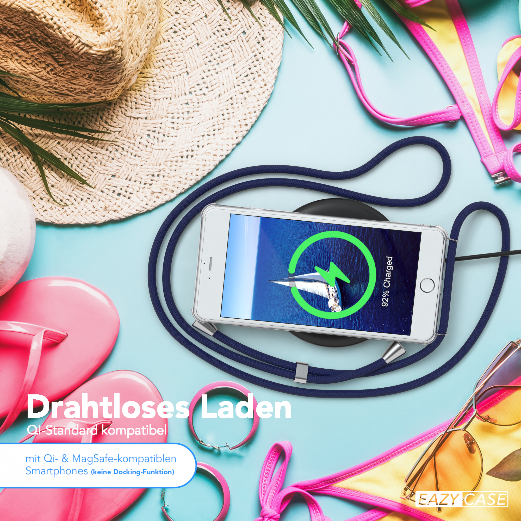 Telefon auf kabellosem Ladegerät, umgeben von Strandartikeln: Flip-Flops, Hut, Sonnenbrille, Bikini.