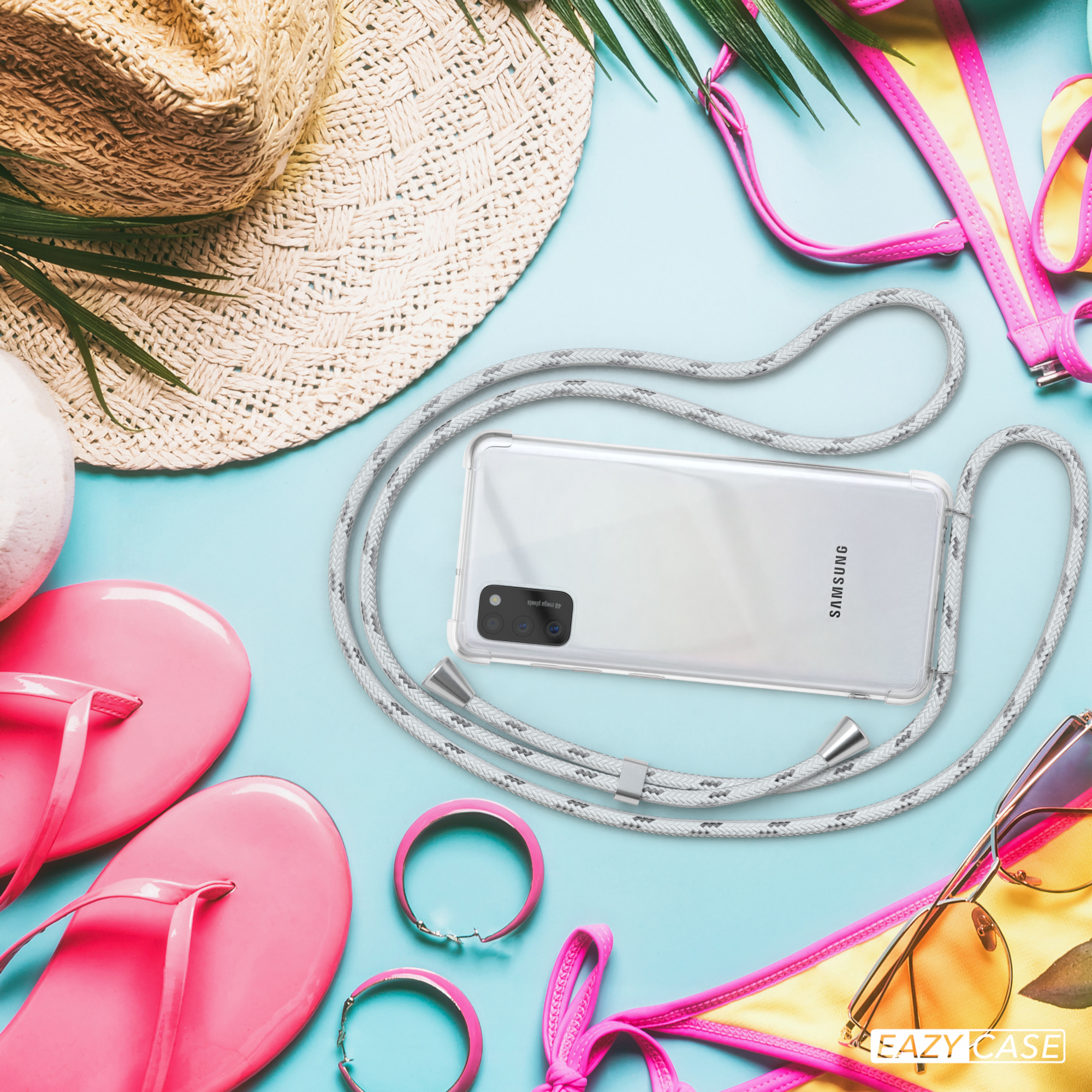 Telefon mit Lanyard, Strandszene mit Hut, Flip-Flops und Bikini. Sommer-Accessoires.