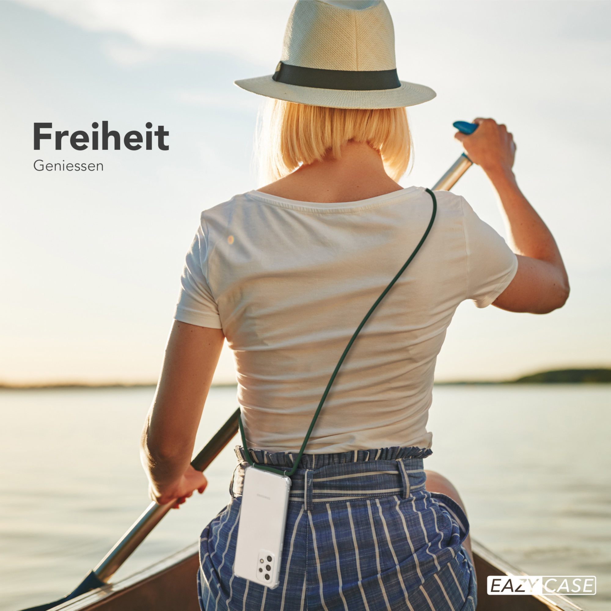 Eine Frau rudert, trägt einen Hut, mit einem Telefon um den Hals.