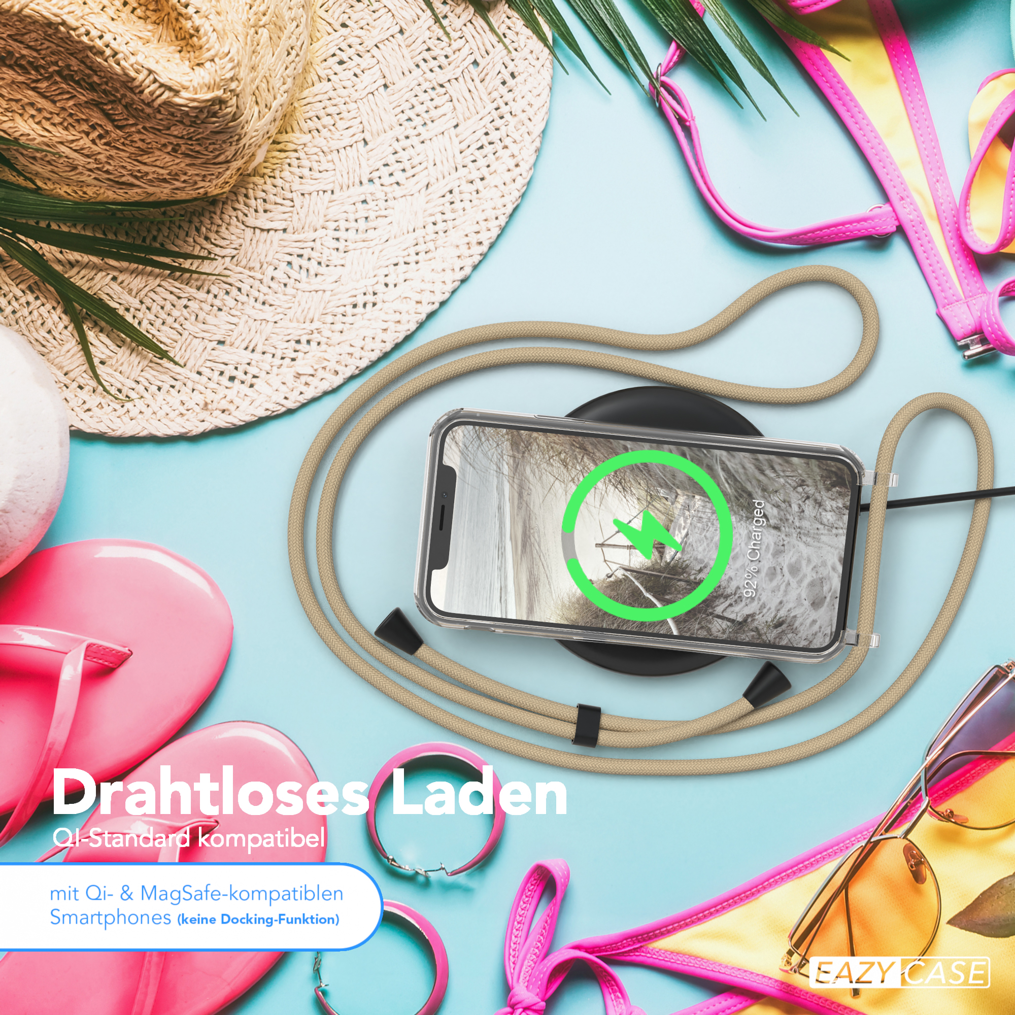 Telefon auf kabellosem Ladegerät, umgeben von Strandartikeln: Hut, Flip-Flops, Bikini, Sonnenbrille. Blauer Hintergrund.
