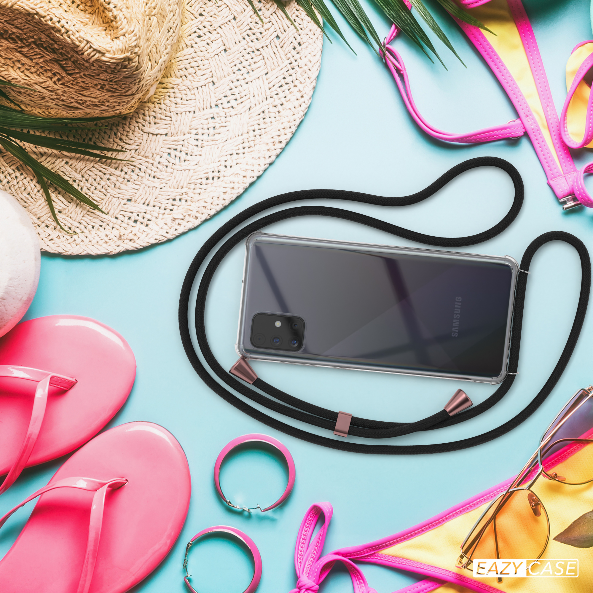Ein Telefon mit schwarzem Kabel liegt auf blauem Grund, umgeben von Sommeraccessoires.