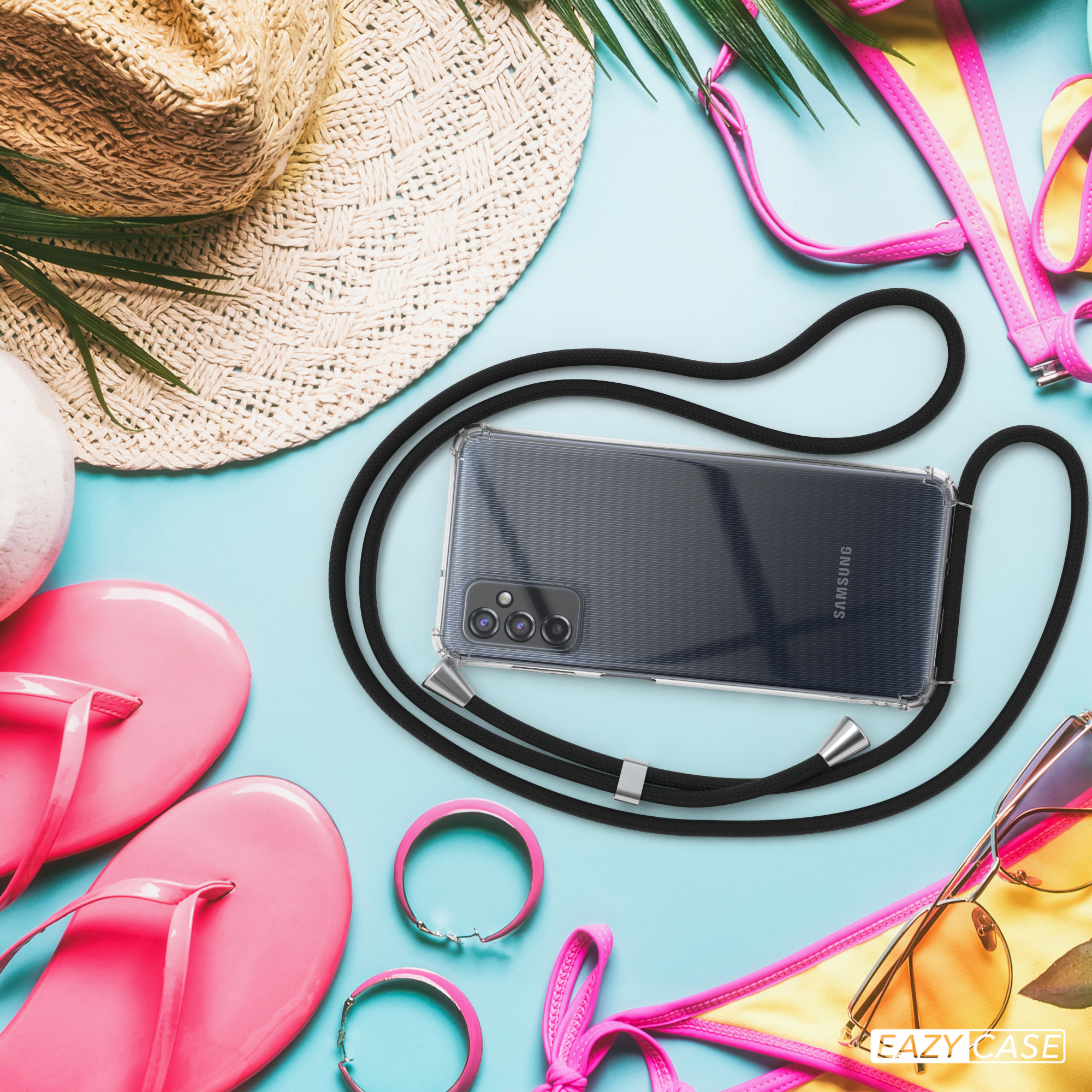Handyhülle mit Telefon, Strohhut, Flip-Flops, Bikini, Sonnenbrille und Accessoires auf blauem Untergrund.