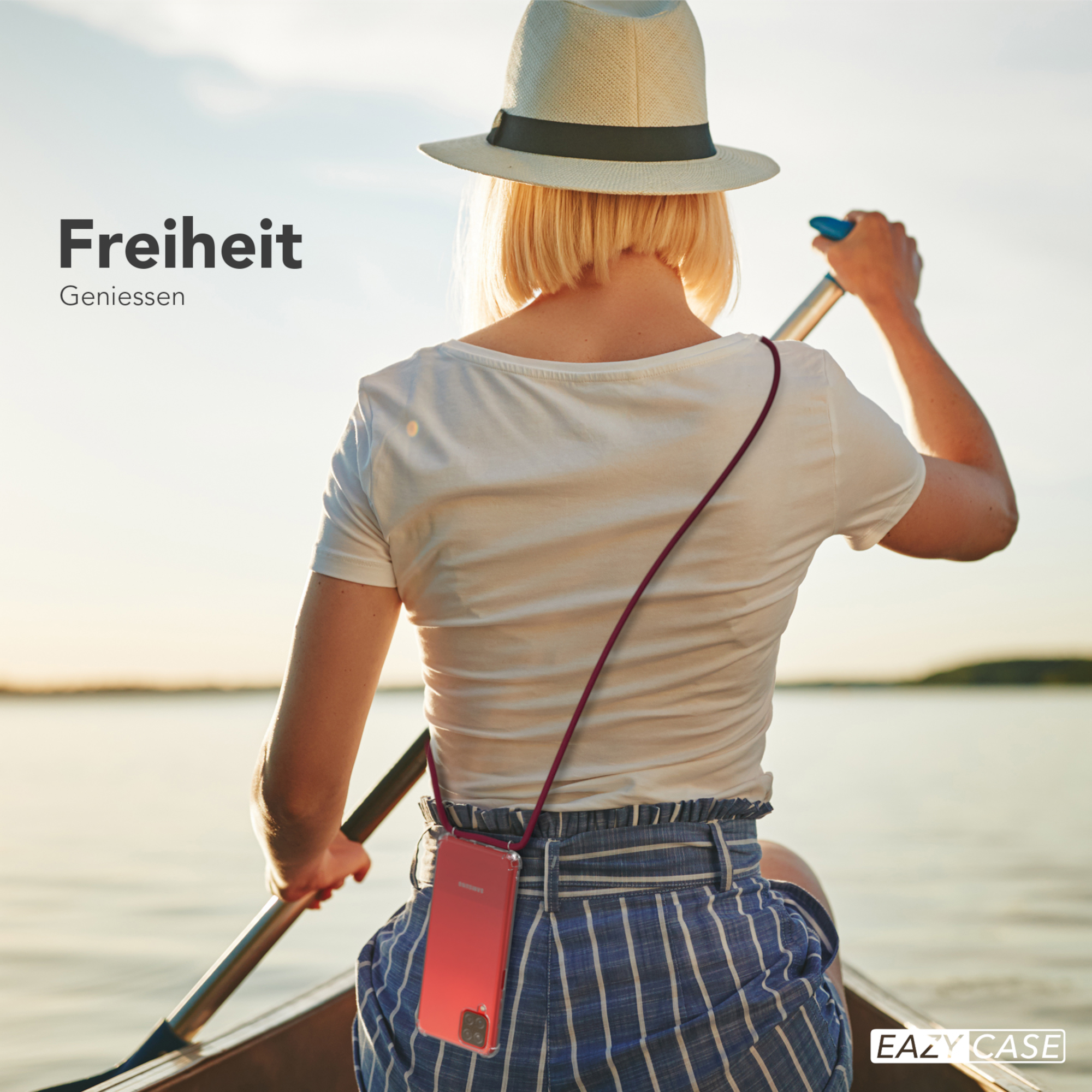 Eine Frau rudert in einem Boot mit Handyhülle. Text: 'Freiheit' und 'Genießen'.