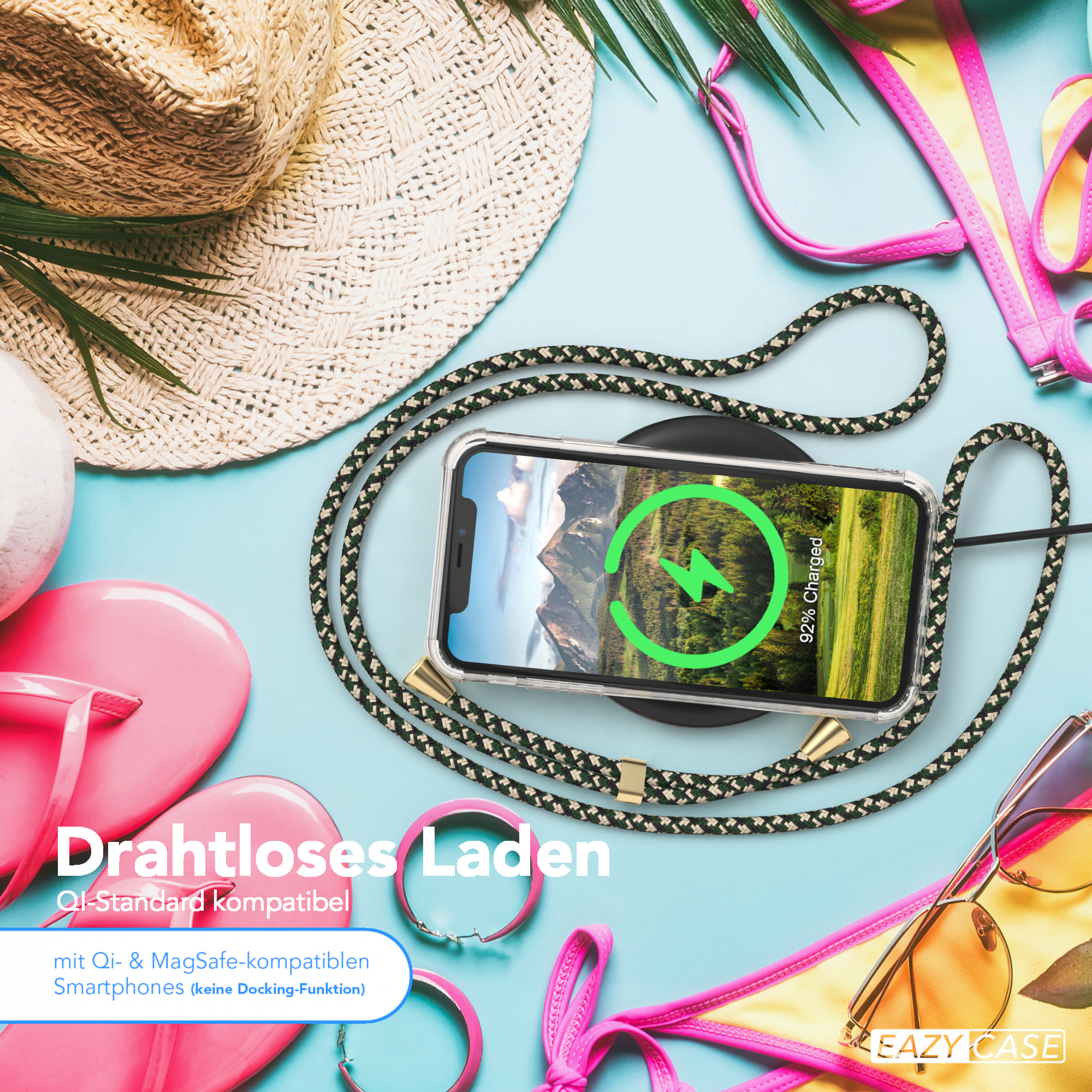 Telefon, das auf einer Matte mit einem grünen Energiesymbol geladen wird, umgeben von Hut, Sandalen, Sonnenbrille und Bikini.