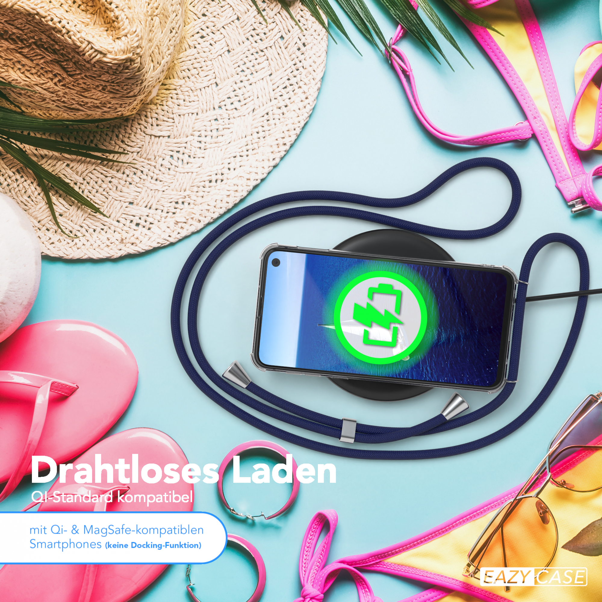 Telefon auf kabellosem Ladegerät, Strandszene mit Flip-Flops, Hut, Bikini und Telefonband.