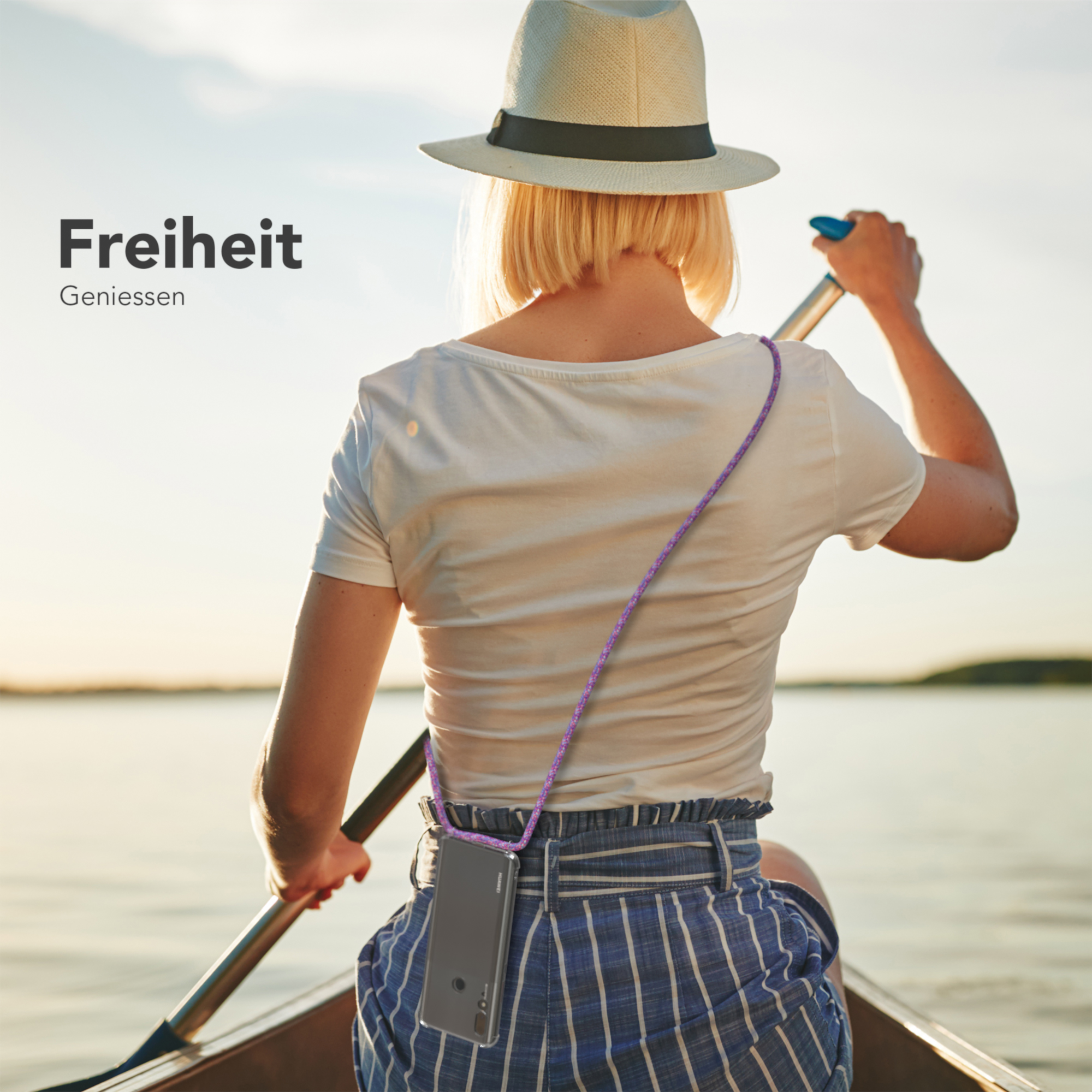 Frau rudert in einem Boot, trägt Hut und eine Handyhülle mit Trageriemen. Text: Freiheit, Geniessen.