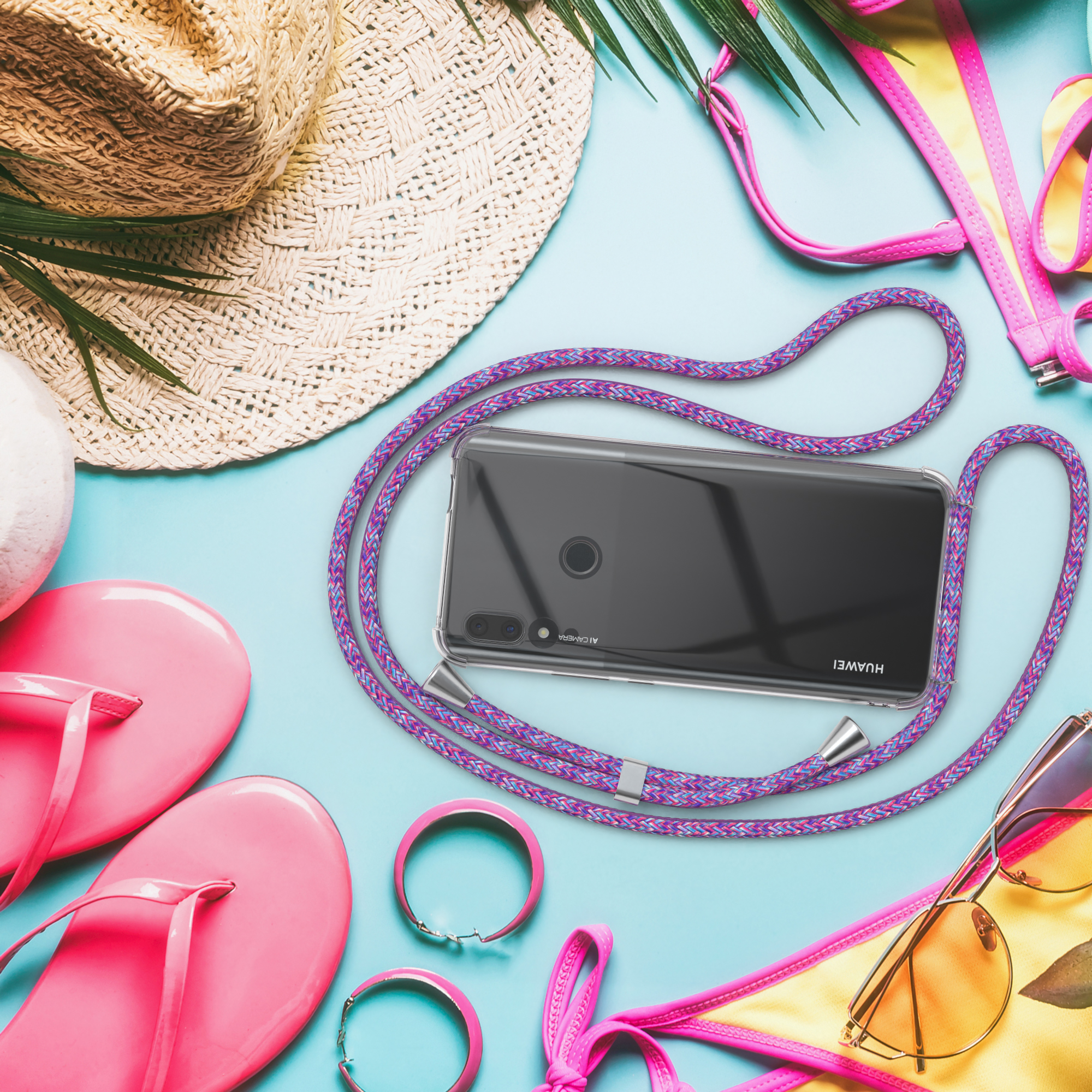 Telefon mit lila Band, Flip-Flops und Strohhut.