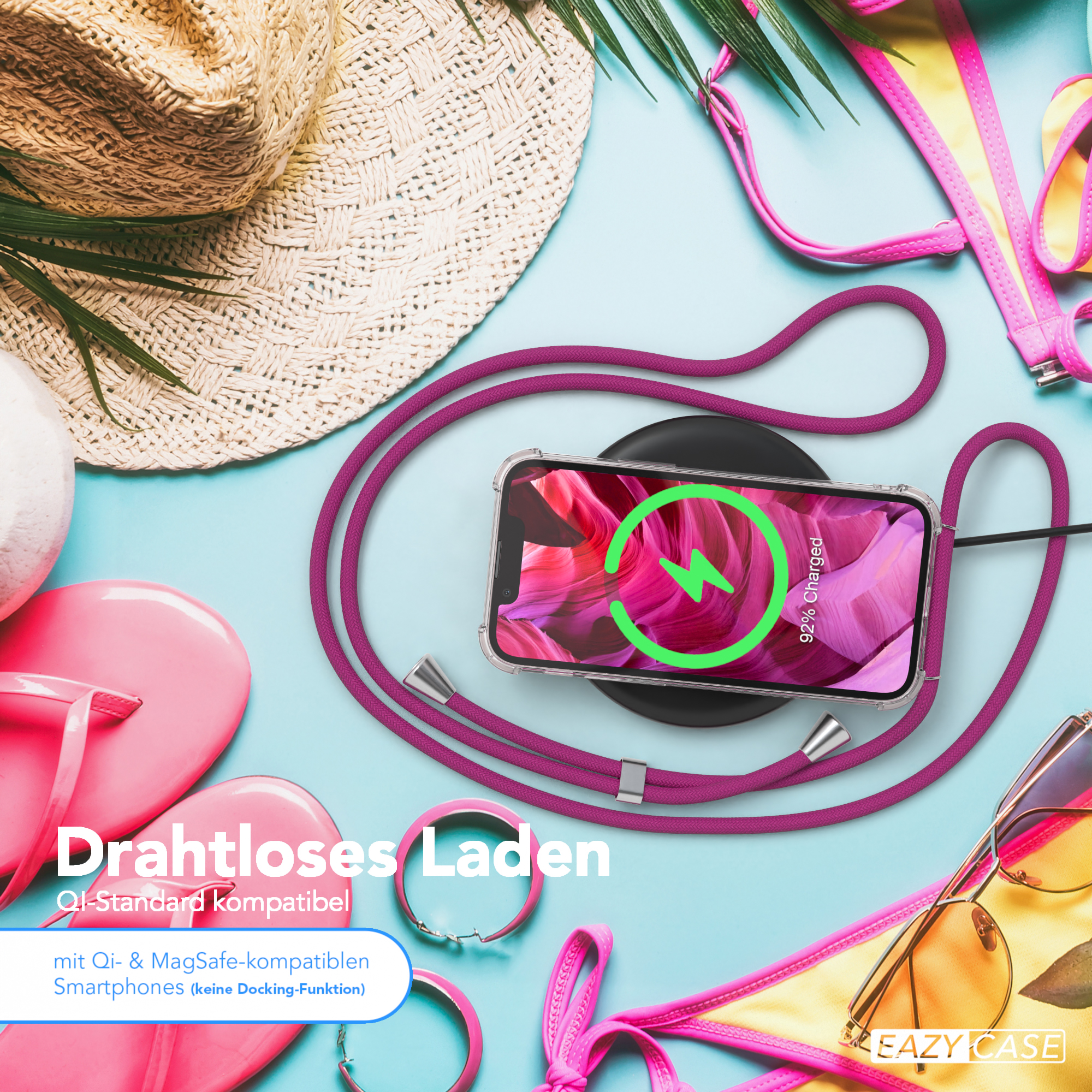 Ein Telefon mit Hülle auf einem kabellosen Ladegerät. Strandszene mit Hut, Sonnenbrille und Bikini.