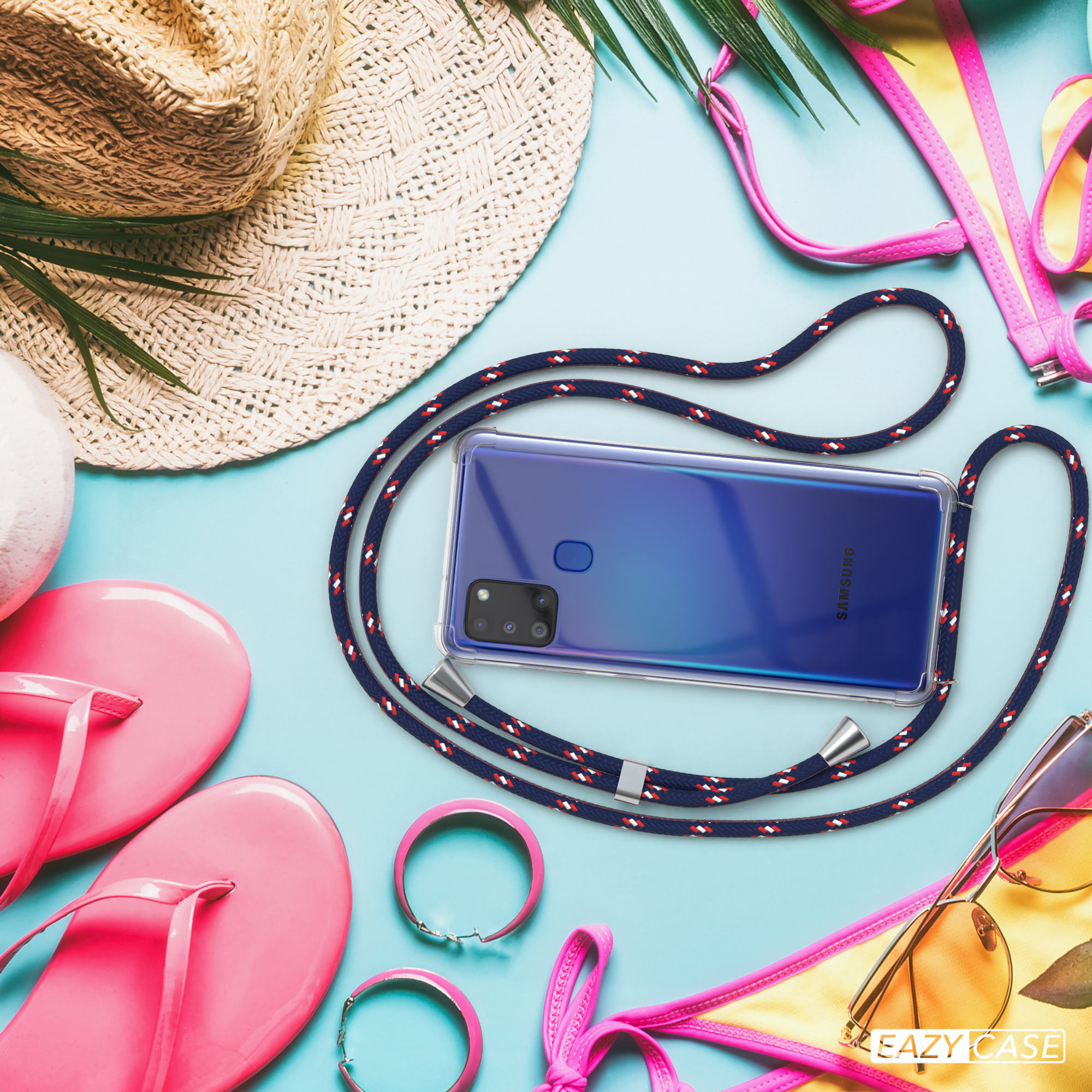 Telefon in klarer Hülle mit Lanyard. Strandszene mit Hut, Flip-Flops und Bikini.