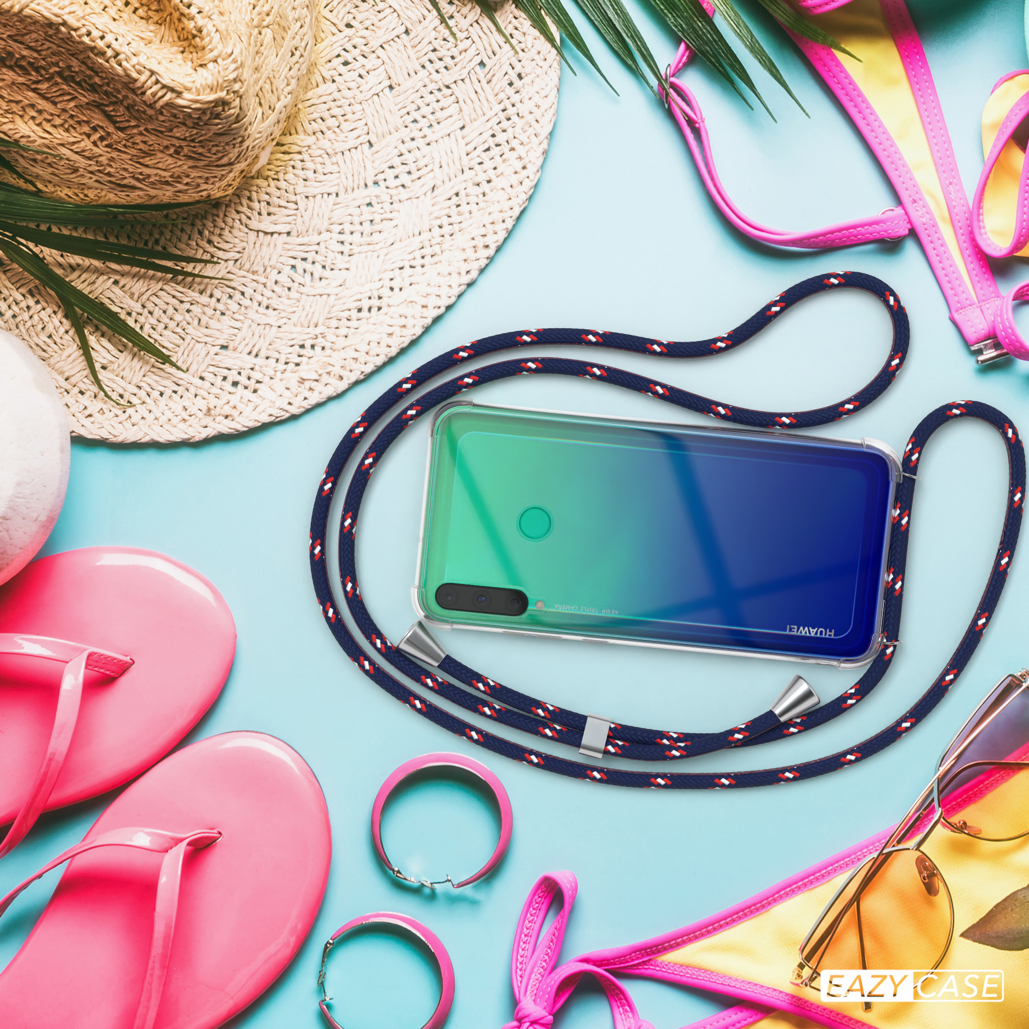Telefon mit Lanyard auf blauem Untergrund mit Zubehör. Strandthema: Hut, Sandalen, Bikini und Sonnenbrille.