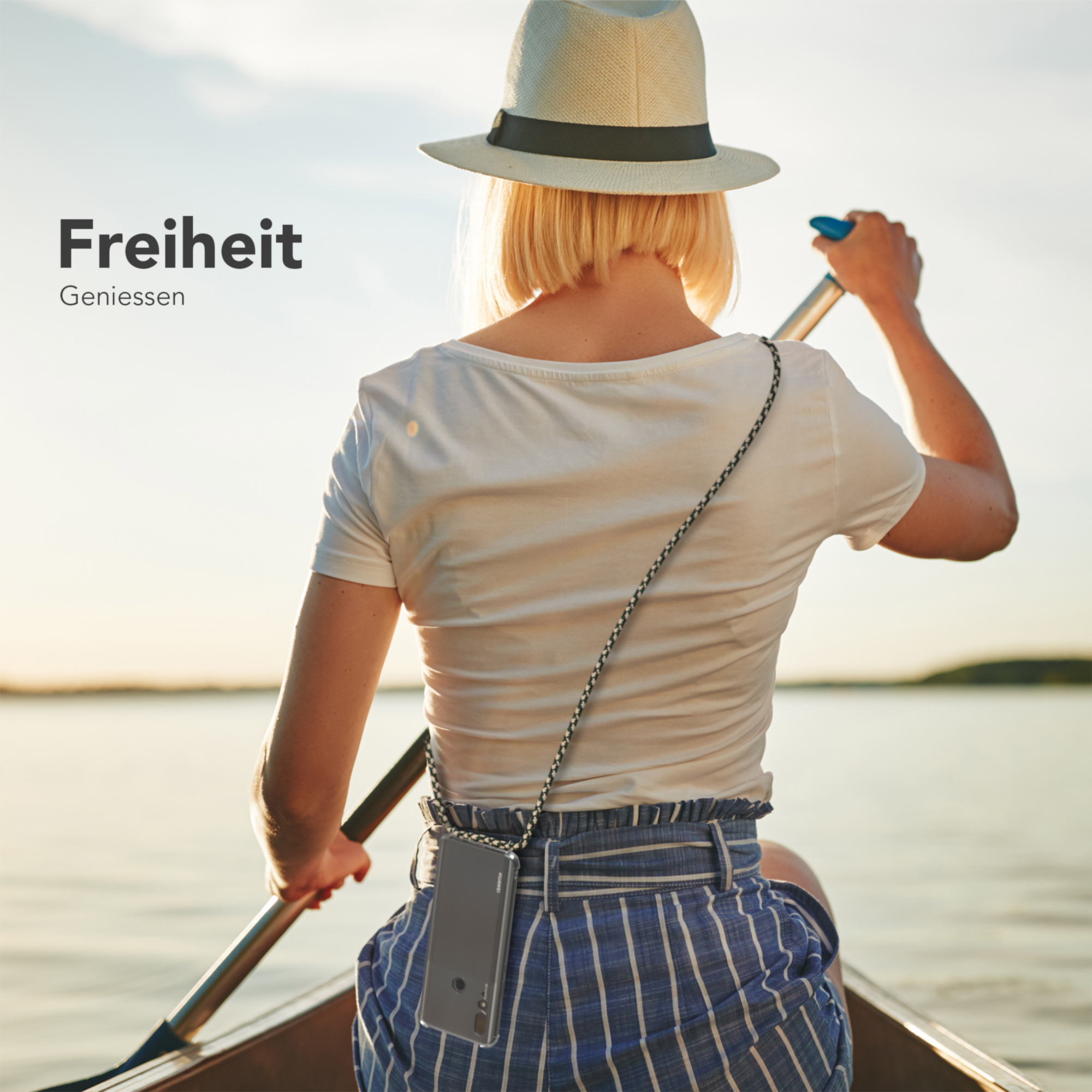 Frau paddelt in einem Boot. Handyhülle mit Band. Sonnenuntergang und Wasser im Hintergrund.