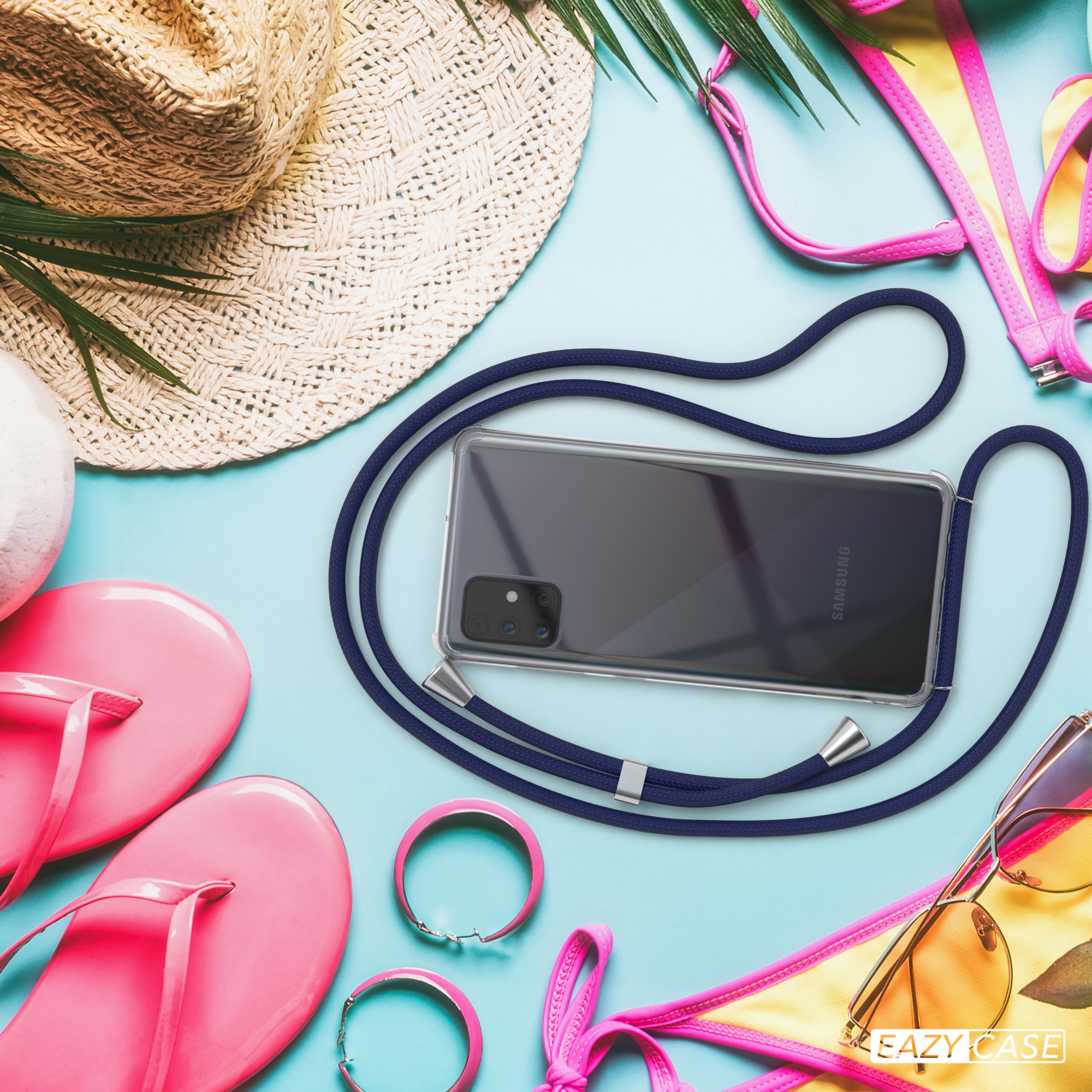 Telefon mit Hülle und blauem Kabel, Hut, Flip-Flops und Sonnenbrille auf blauem Untergrund.
