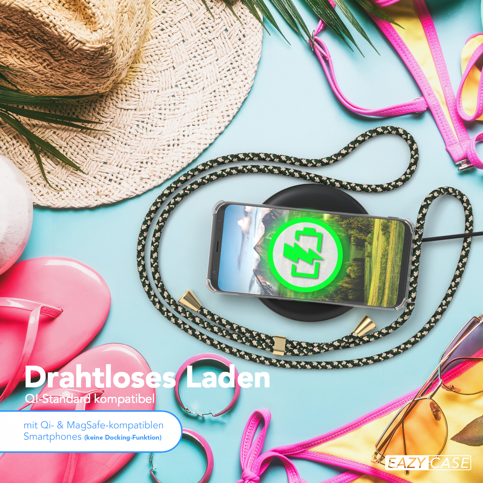 Telefon auf Ladepad, umgeben von Strandaccessoires. Hellblauer Hintergrund.