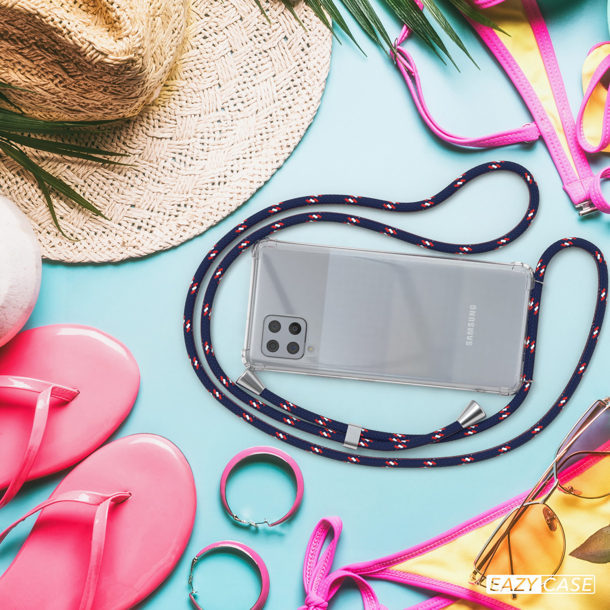Handyhülle mit Lanyard, Hut, Sonnenbrille und Flip-Flops auf blauem Untergrund.