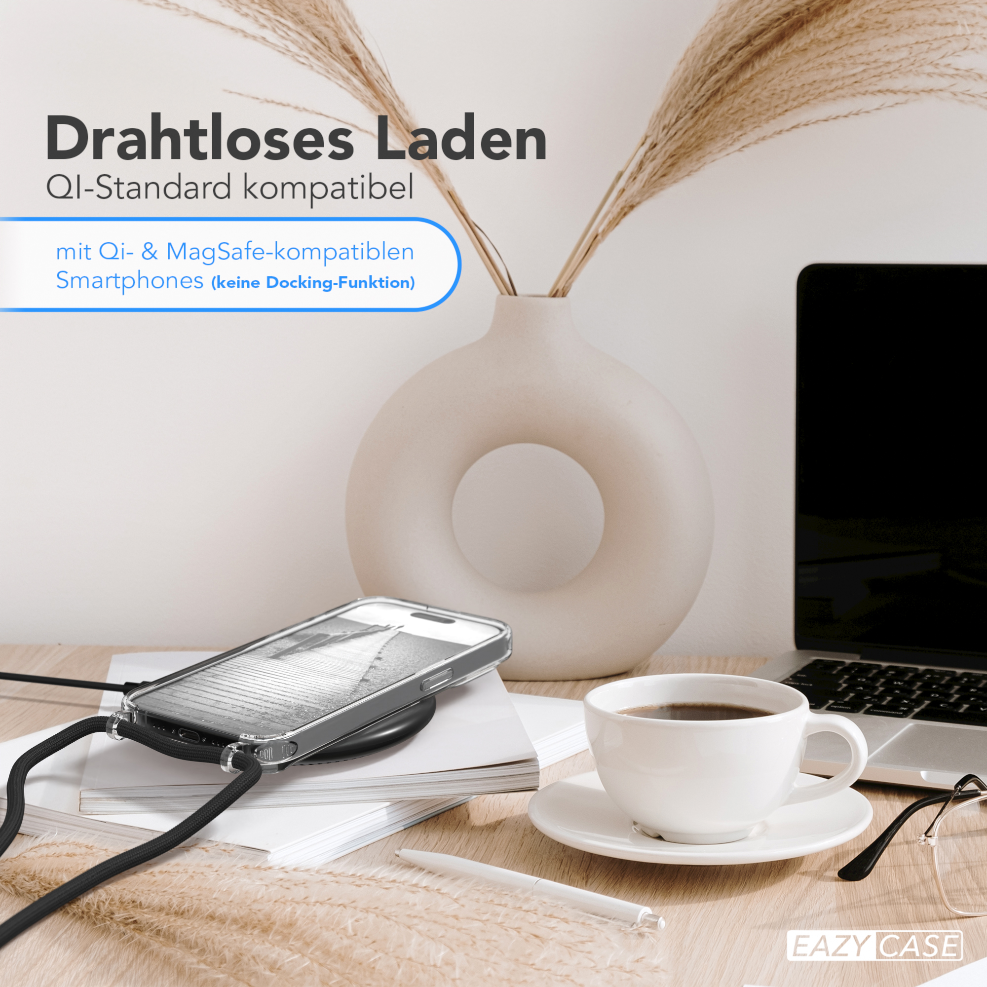 Ein Telefon auf einem kabellosen Ladegerät, in der Nähe einer Kaffeetasse, eines Stifts und einer Vase mit Pflanzen.