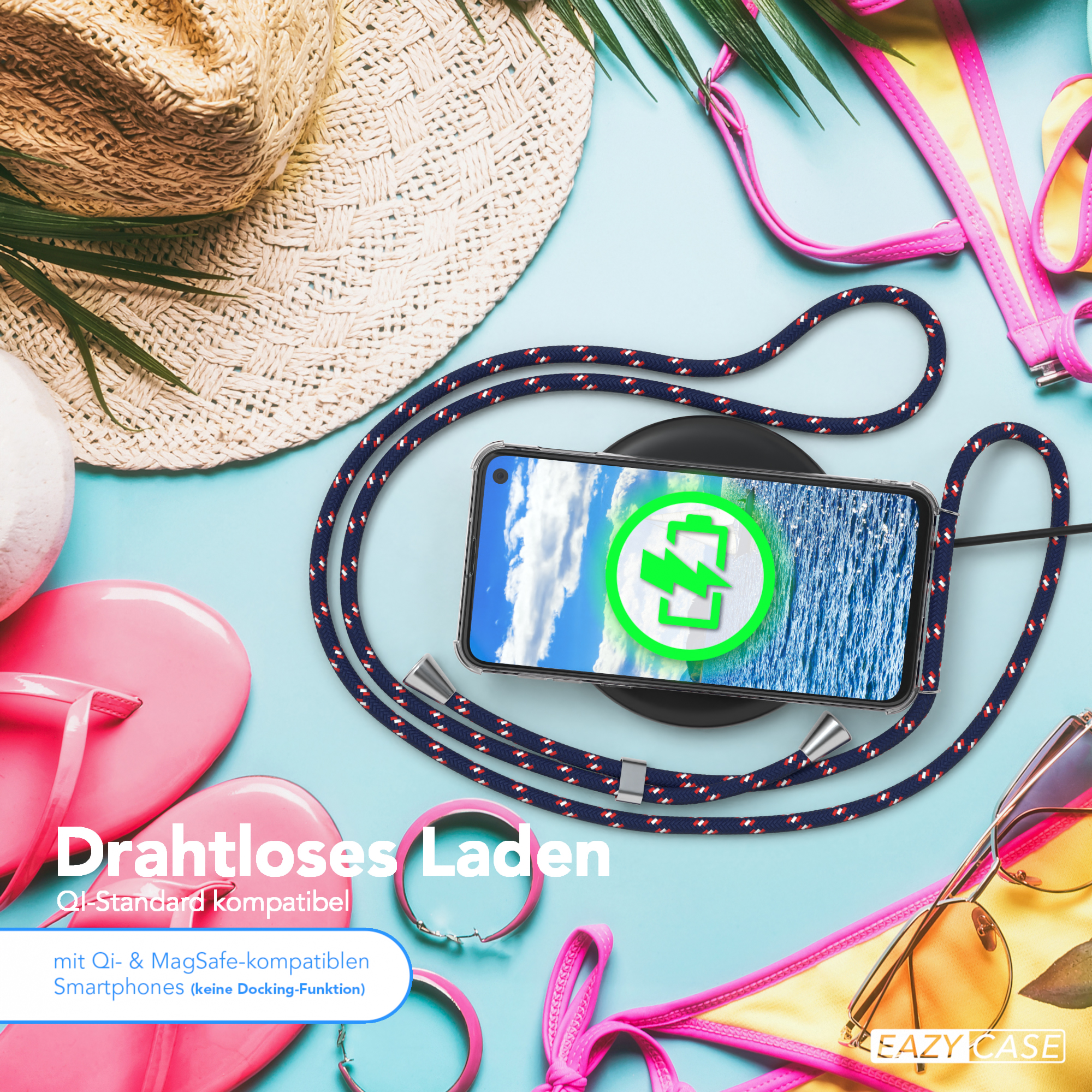 Telefon mit Kabel auf Ladegerät, Hut, Flip-Flops und Sonnenbrille auf blauem Untergrund.
