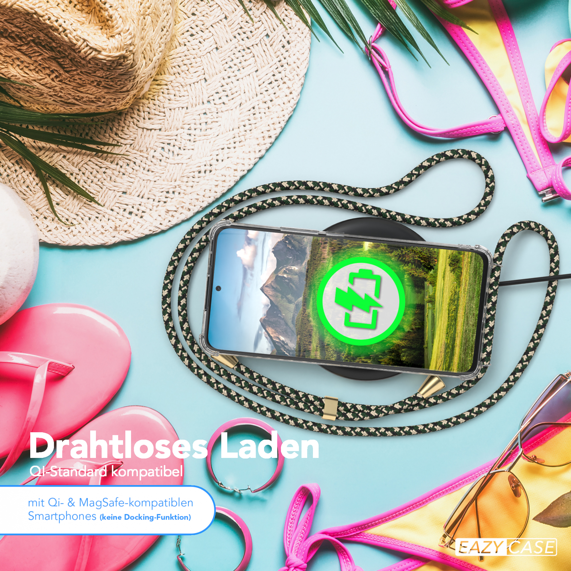 Telefon auf einem Ladegerät mit grünem Energiesymbol. Strand mit Hut, Sonnenbrille und rosa Gegenständen.