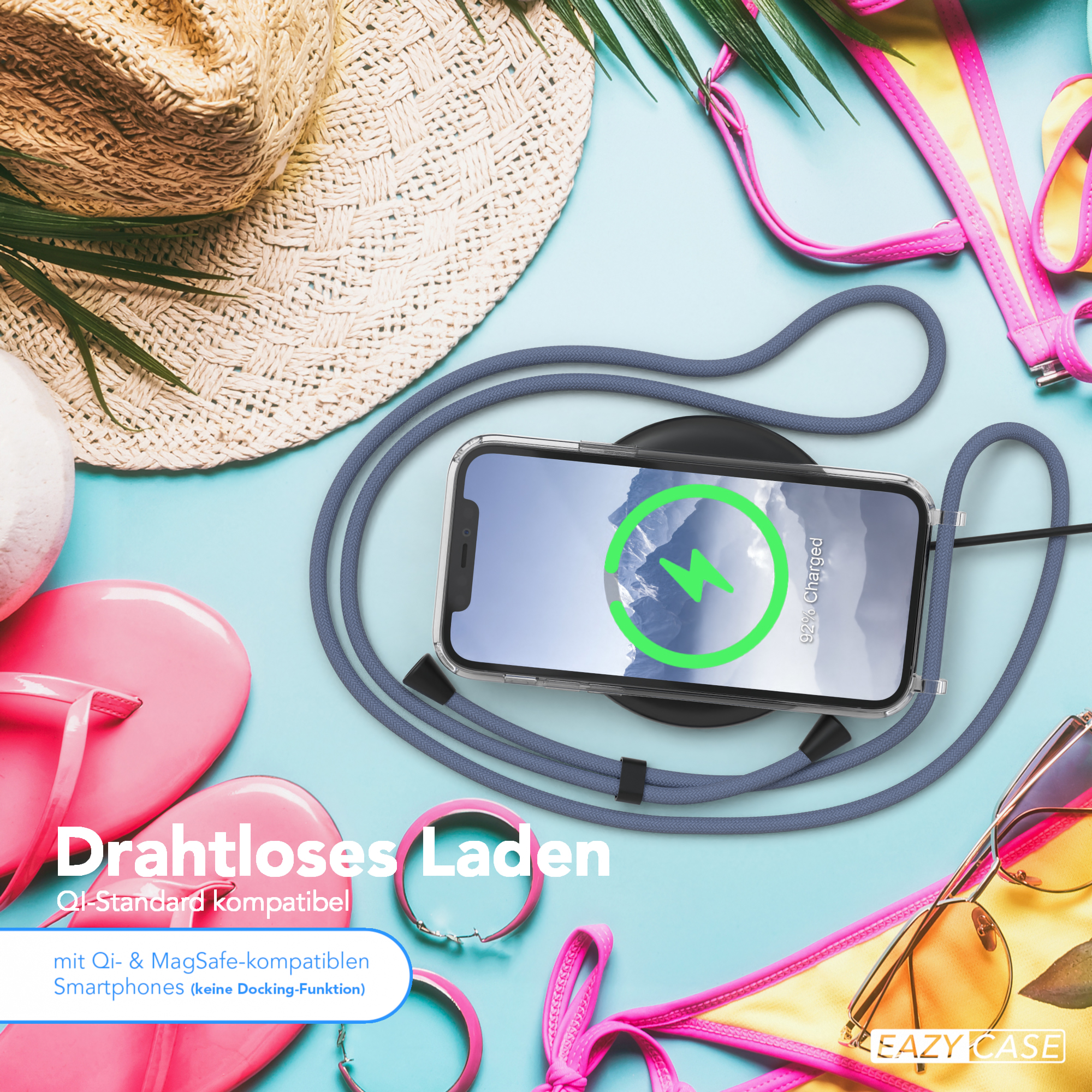 Telefon lädt kabellos, mit Lanyard. Pinke Sandalen, Sonnenbrille und Bikini-Oberteil auf blauer Oberfläche.