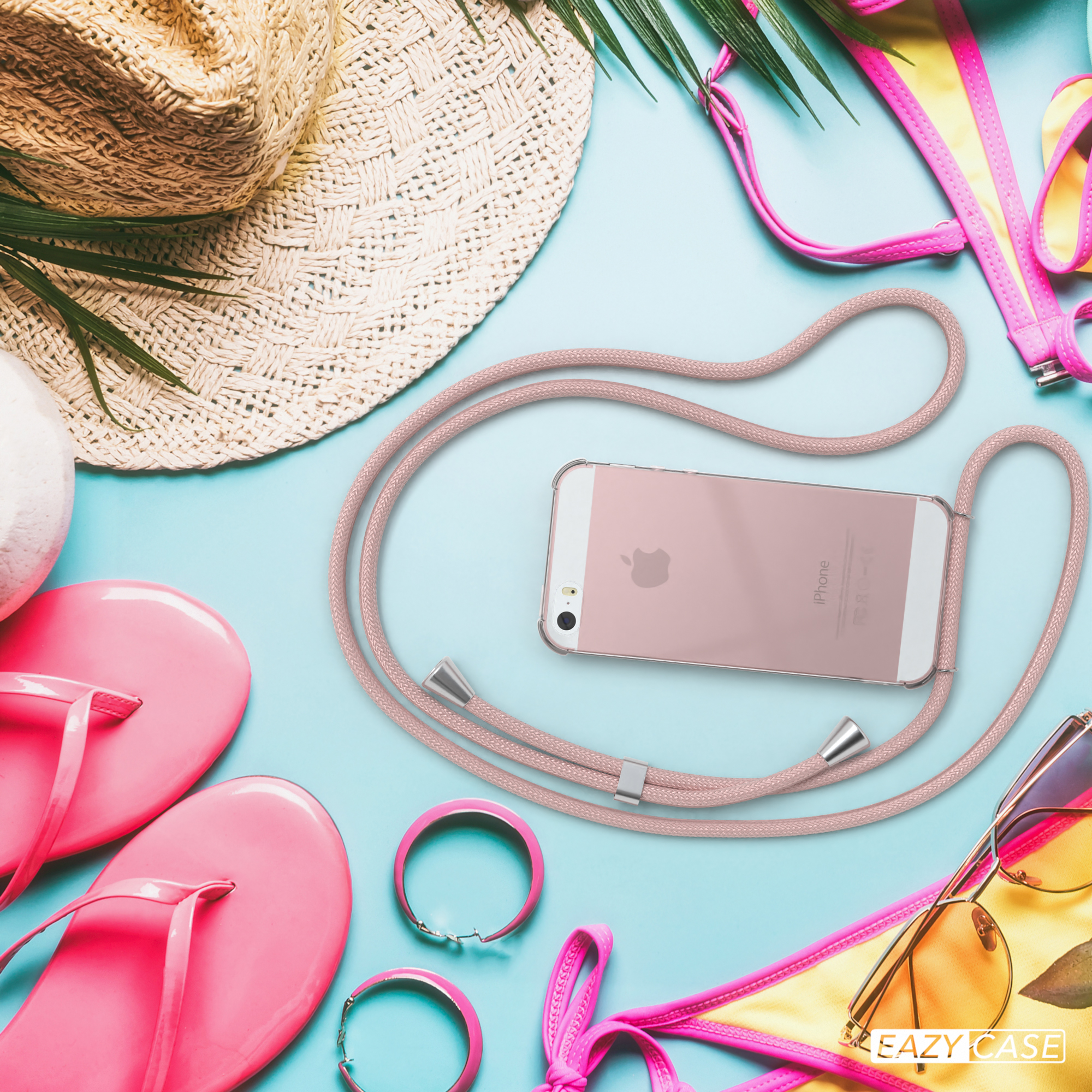 Ein Telefon mit Hülle und Lanyard. Strandszene mit Hut, Sonnenbrille und Bikini.