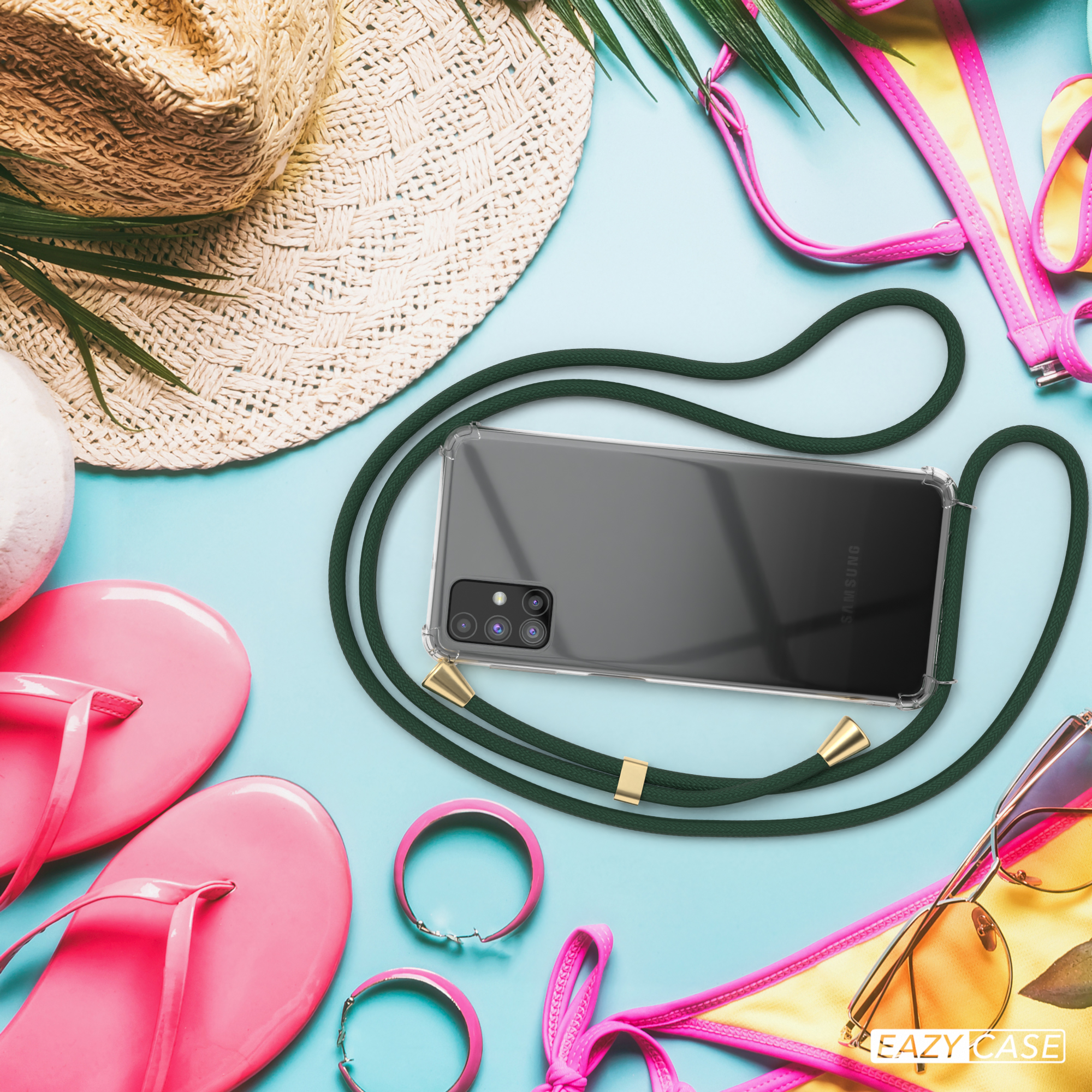 Telefon mit grünem Kabel auf blauer Oberfläche mit Strandutensilien. Text: Eazy Case. Hintergrund: Strohhut, Flip-Flops und Sonnenbrille.