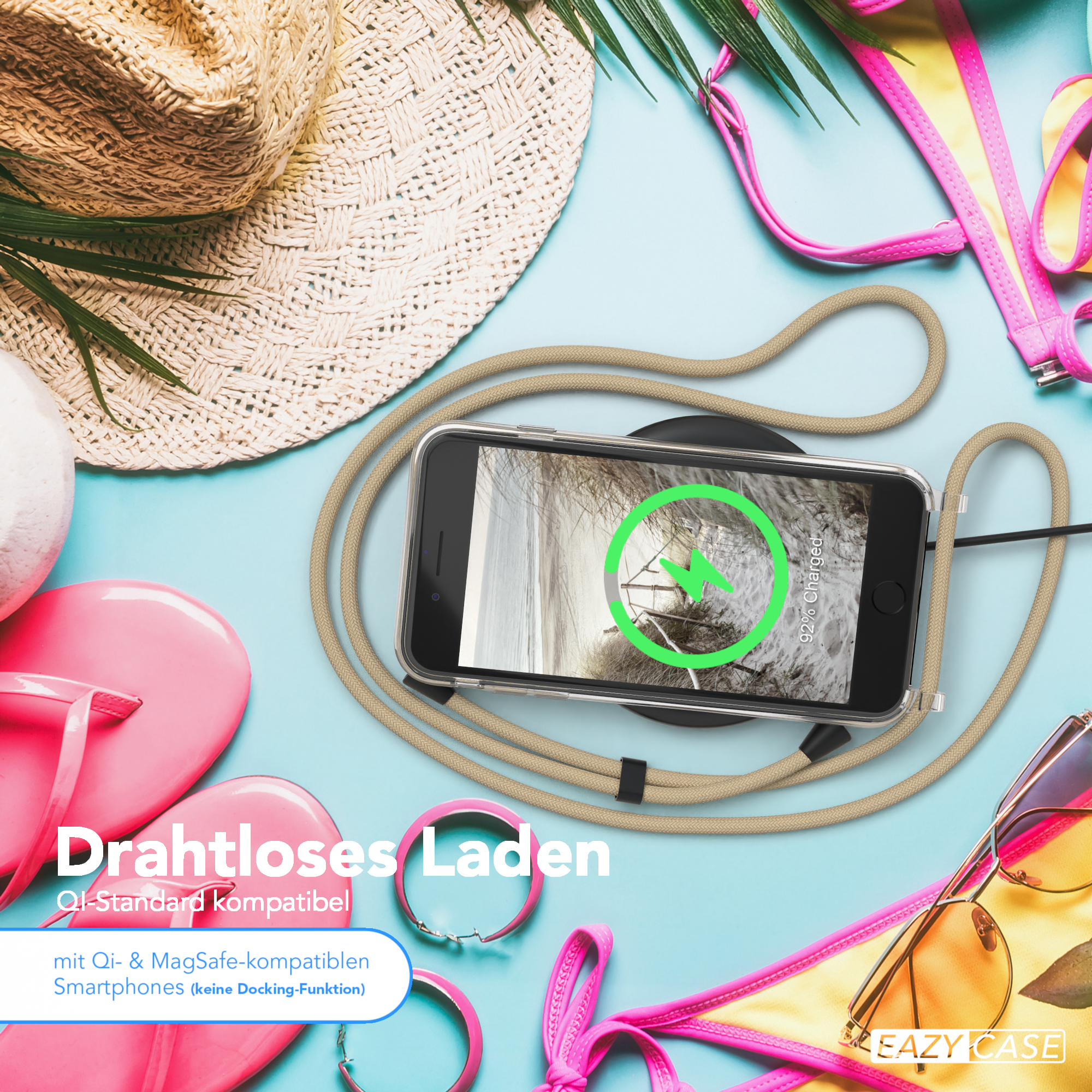 Ein Telefon wird kabellos geladen, neben Strandutensilien wie Hut, Sonnenbrille und Flip-Flops.