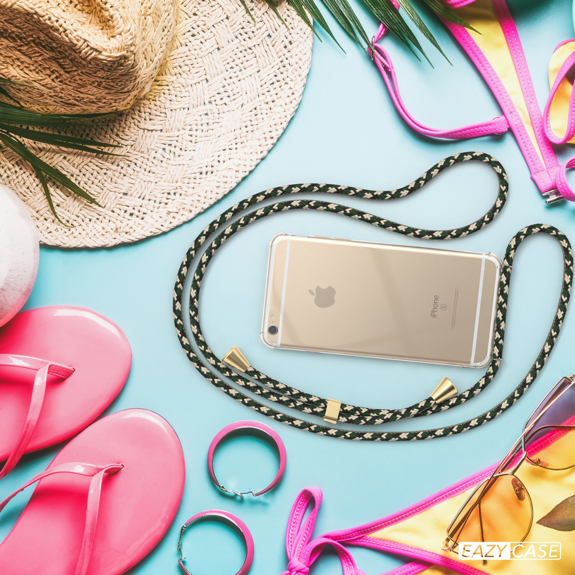 Telefon in einer transparenten Hülle mit Lanyard und Zubehör. Sonnenbrille und rosa Flip-Flops sind sichtbar.
