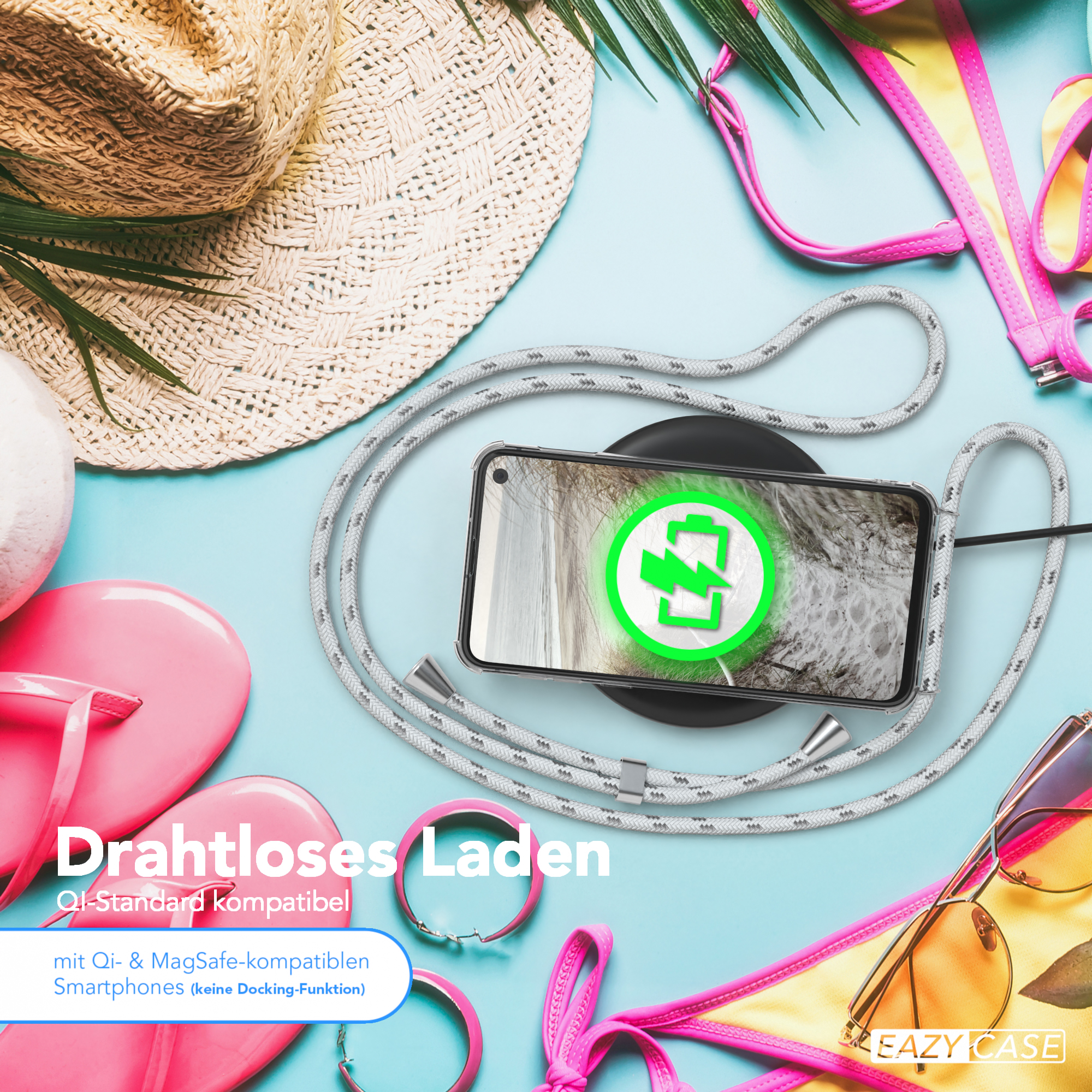 Ein Telefon mit Hülle auf einem kabellosen Ladegerät. Strandszene mit Hut, Sonnenbrille und Bikini.