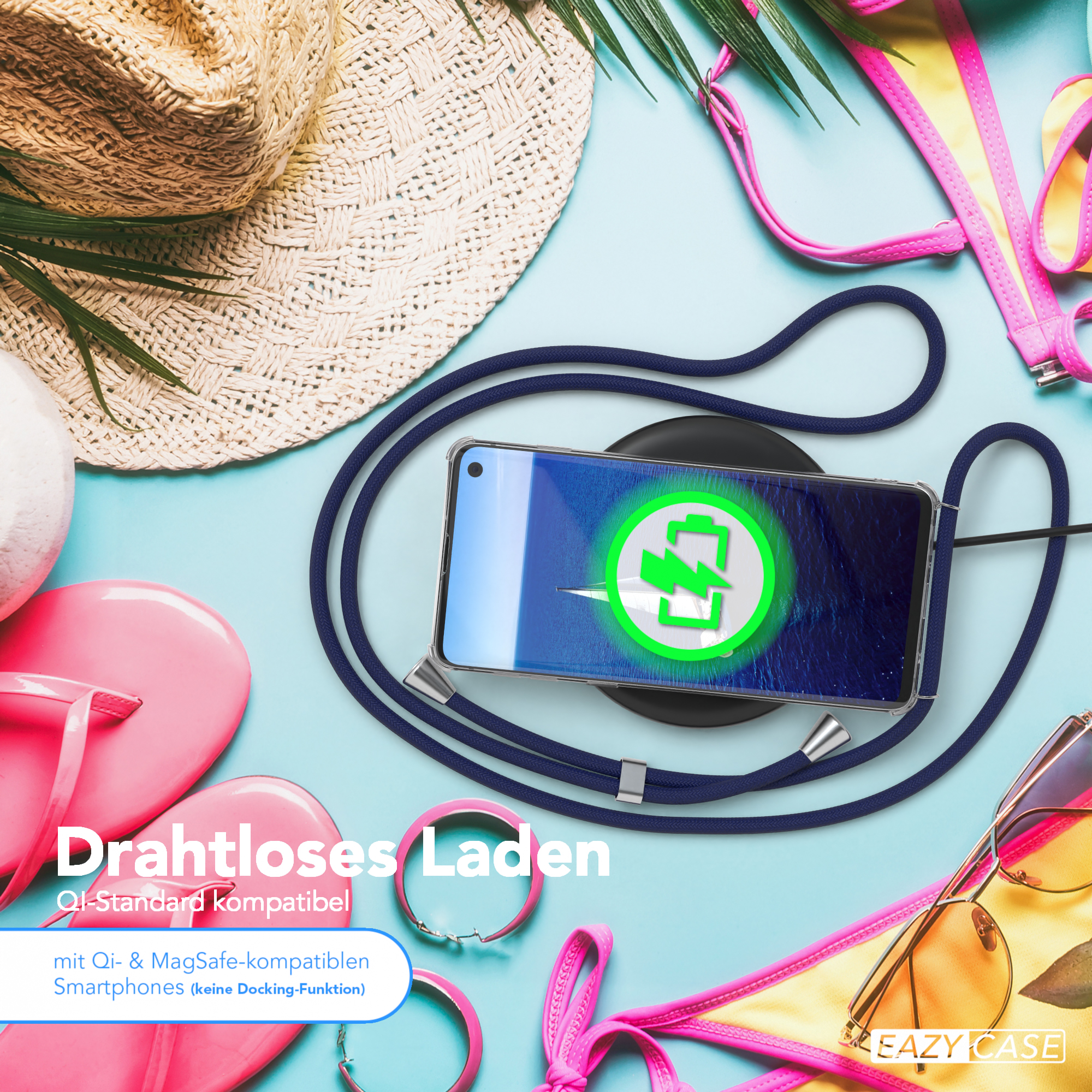 Telefon lädt auf einem kabellosen Ladegerät mit blauem Gurt. Strandszene mit Hut, Flip-Flops und Sonnenbrille.