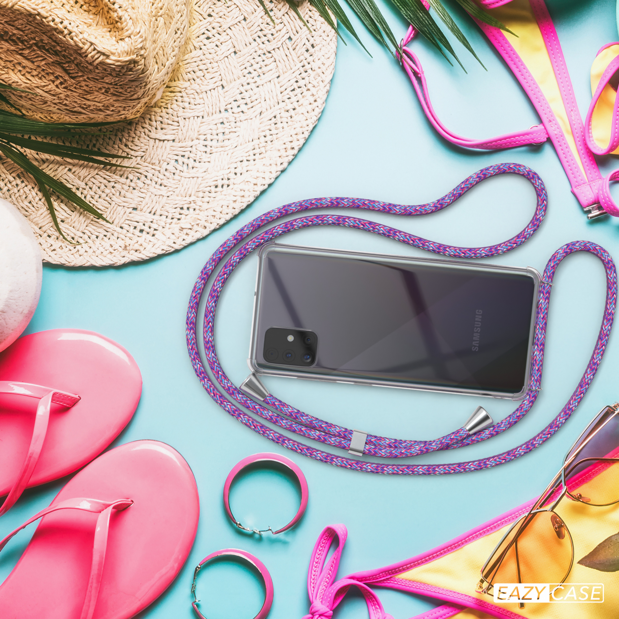 Strandszene mit Telefon in Hülle, Sonnenbrille, Flip-Flops und Hut. Gegenstände auf blauem Untergrund.