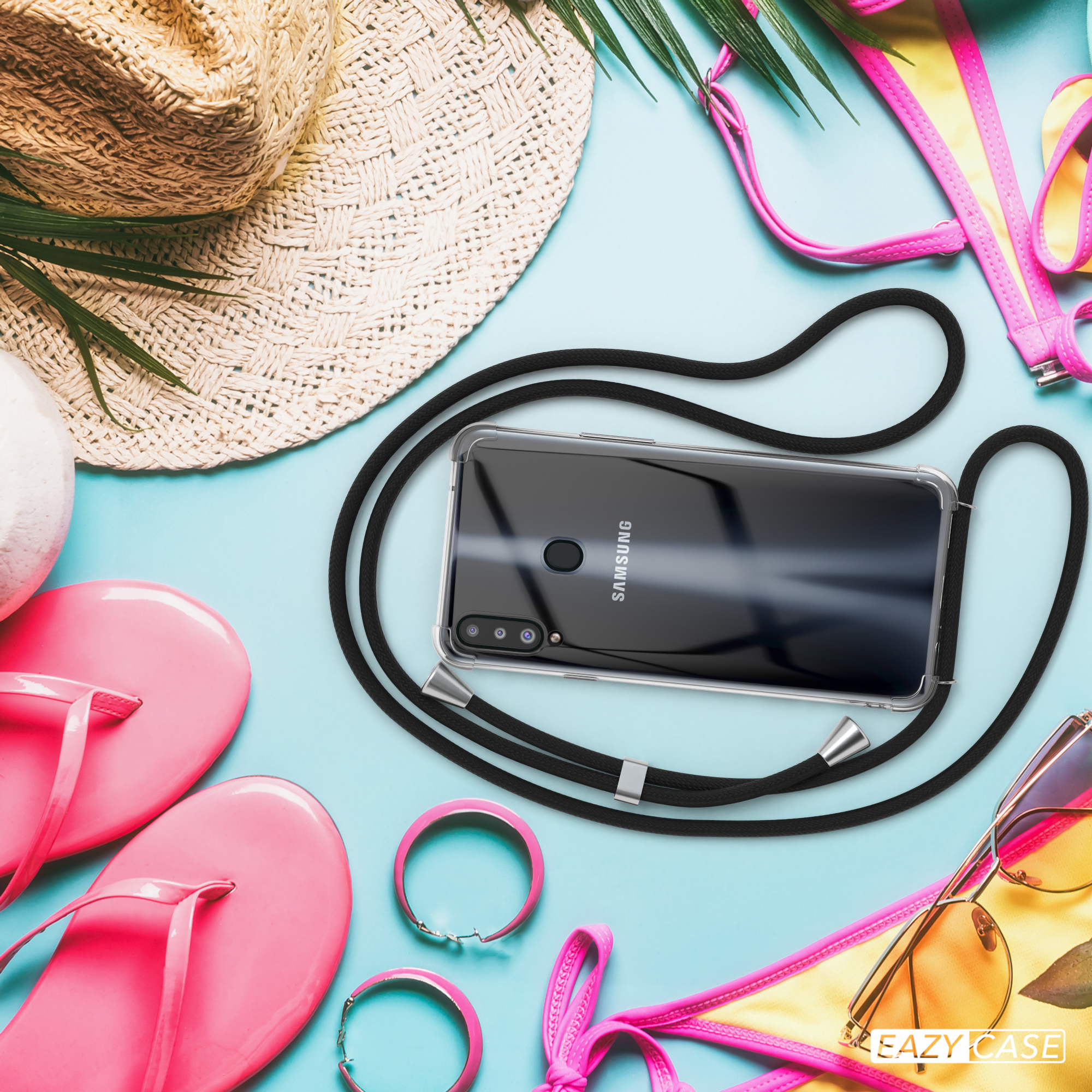 Telefon am Strand. Handyhülle, Hut, Sonnenbrille und Accessoires auf blauem Hintergrund.