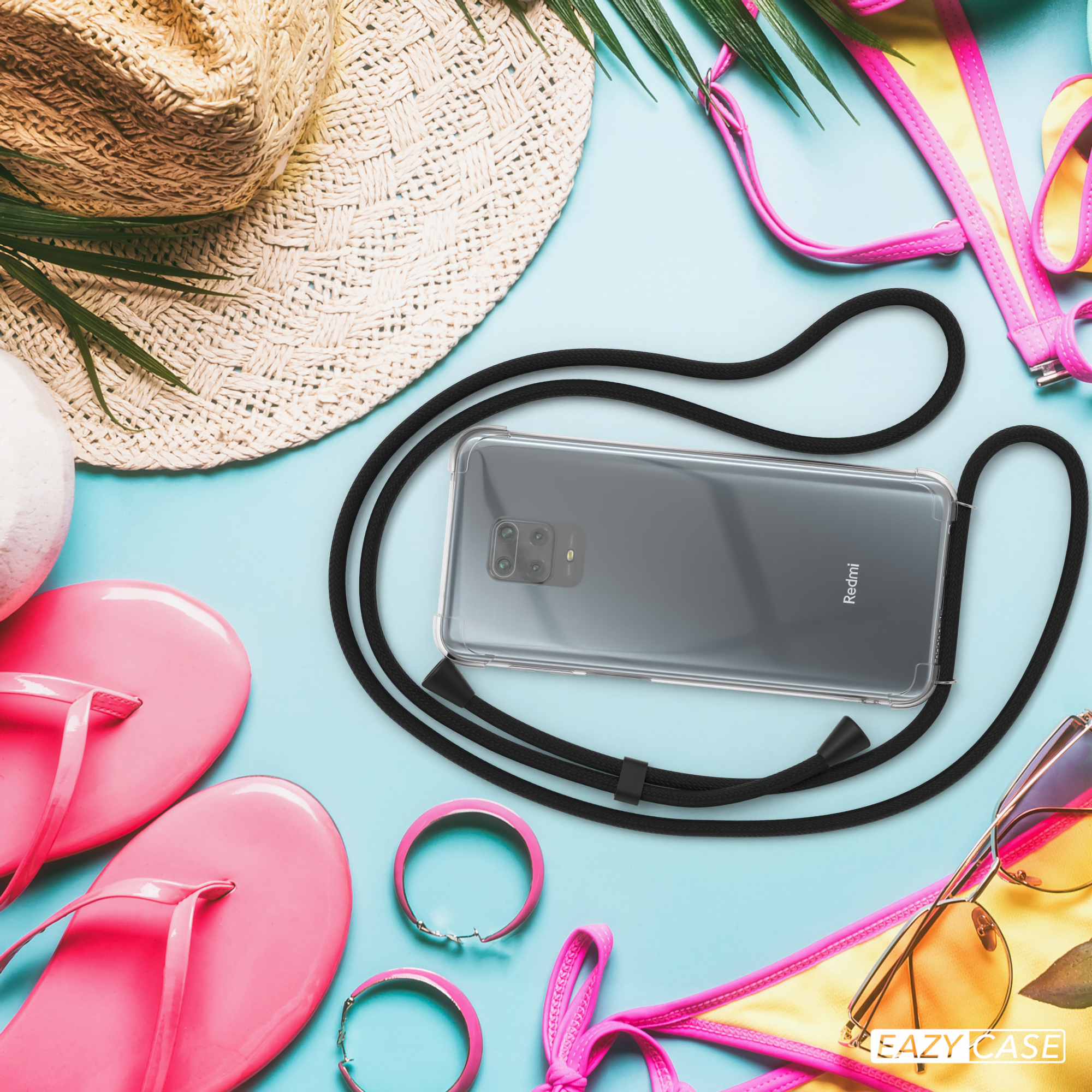Strandszene mit Telefon in Hülle, Sonnenbrille, Flip-Flops und Hut. Gegenstände auf blauem Untergrund.