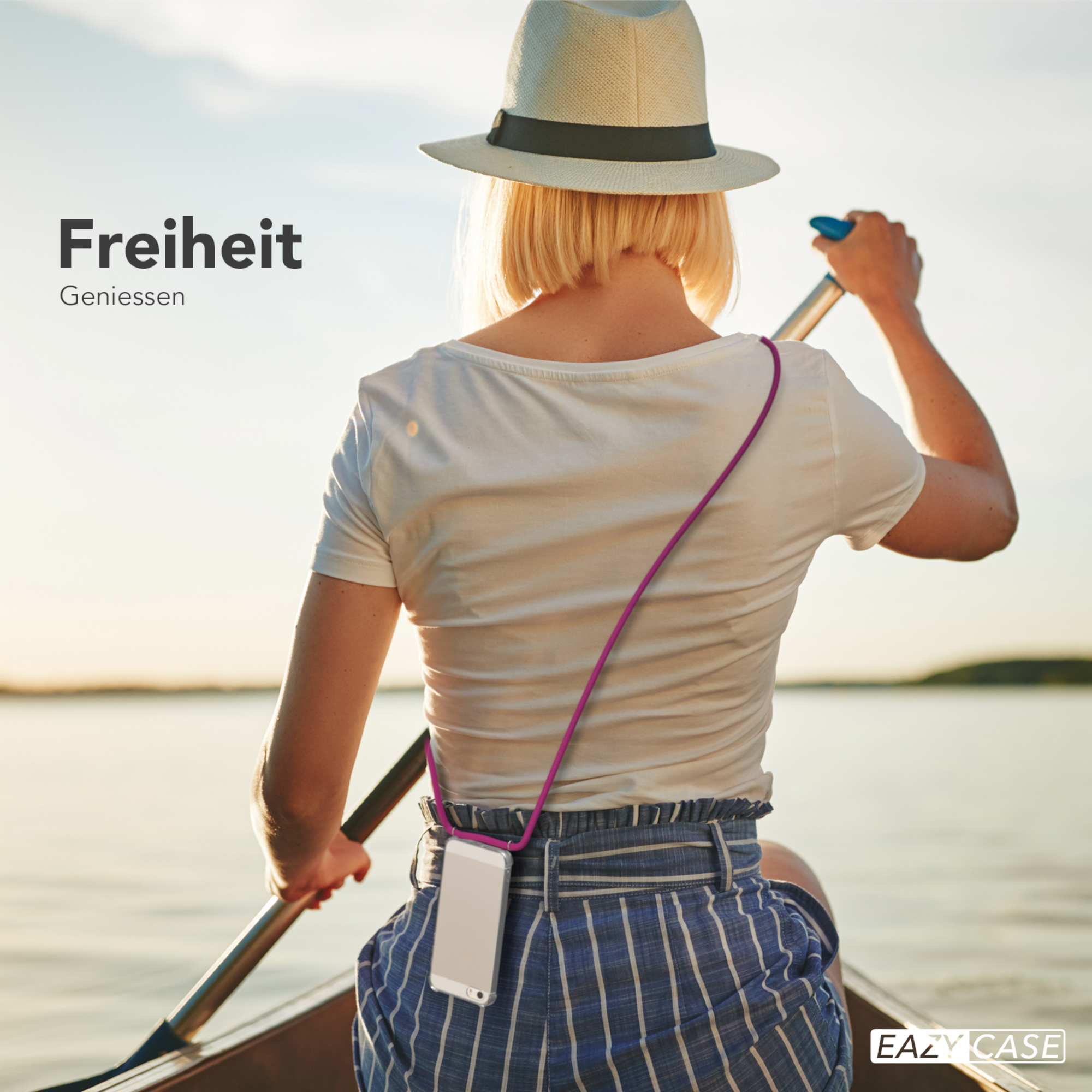 Frau in einem Boot auf einem See, hält Ruder. Sie trägt einen Hut und schaut ins Wasser.