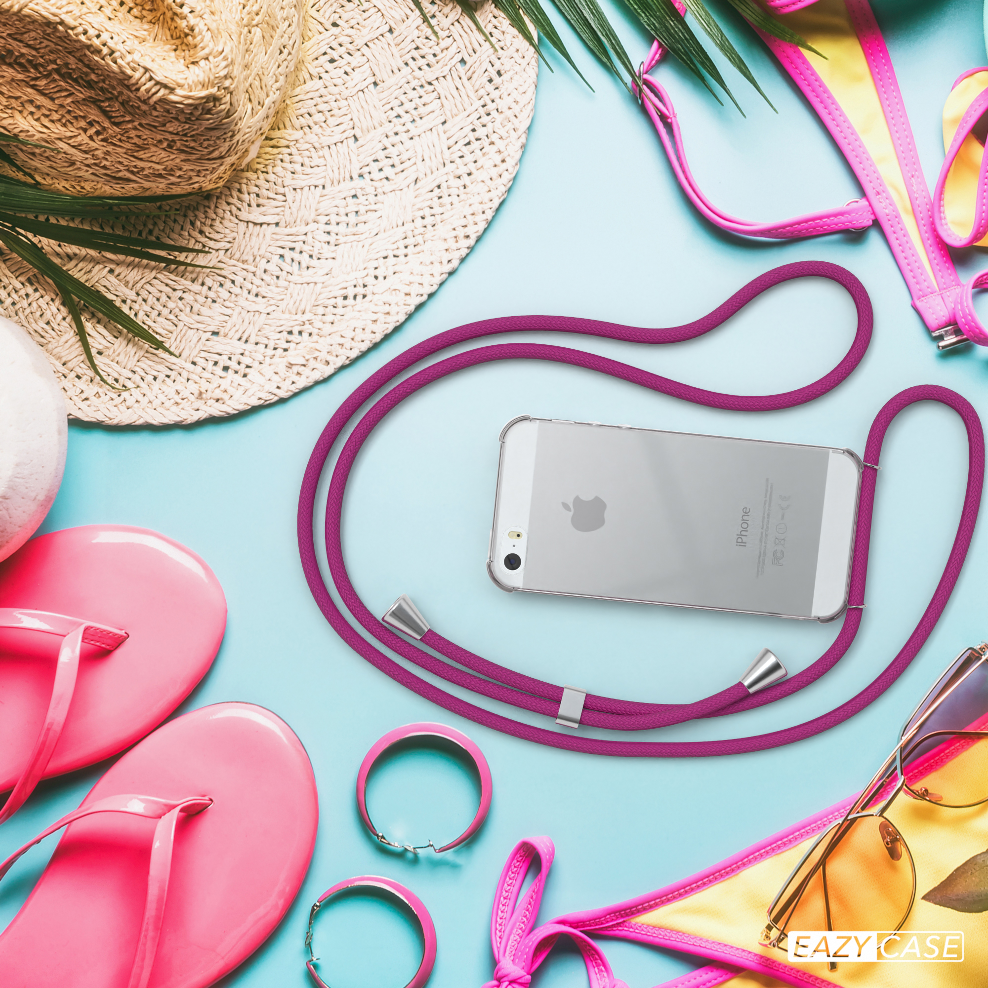 Ein Telefon mit lila Umhängeband, Sonnenbrille, Flip-Flops und andere Strandartikel auf blauer Fläche.