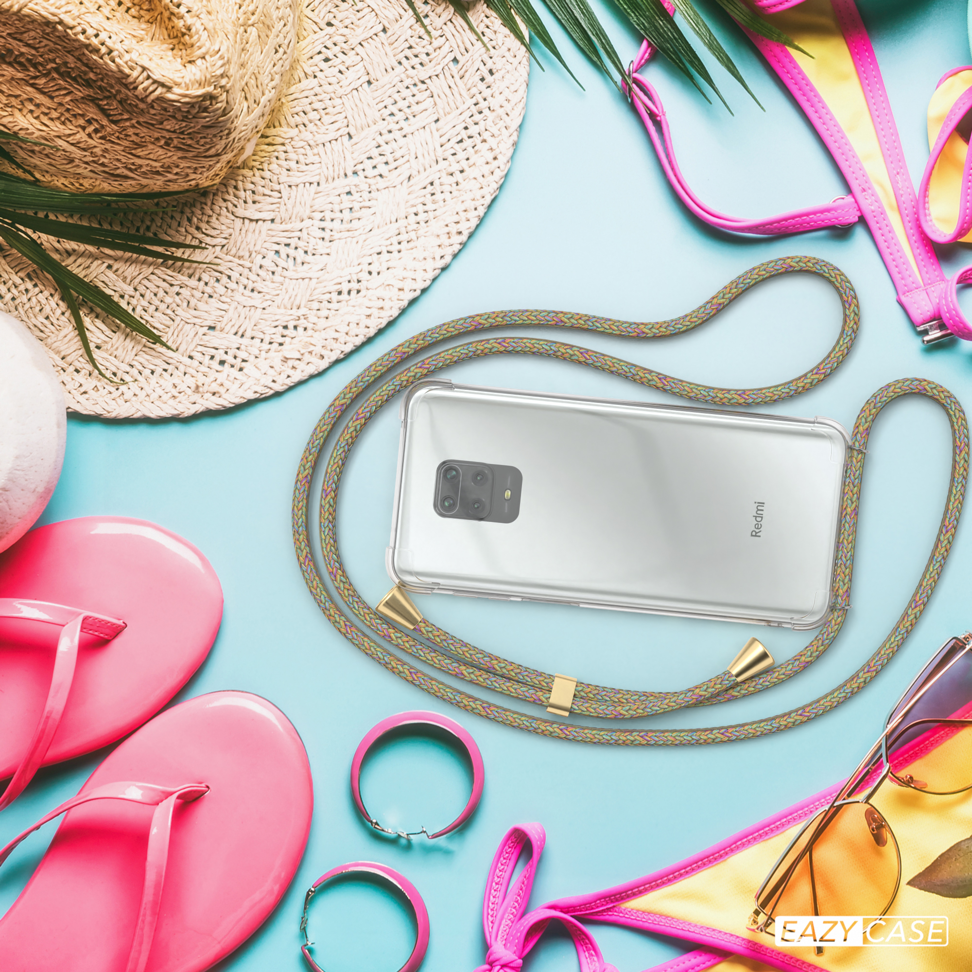 Strandszene: Telefon mit Riemen, Hut, Flip-Flops, Sonnenbrille, Bikini, Palmblatt.