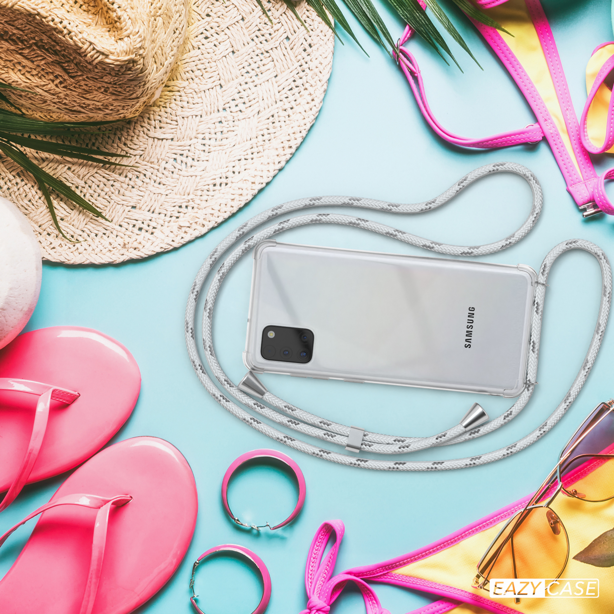 Strandszene: Telefon mit Riemen, Hut, Flip-Flops, Sonnenbrille, Bikini, Palmblatt.