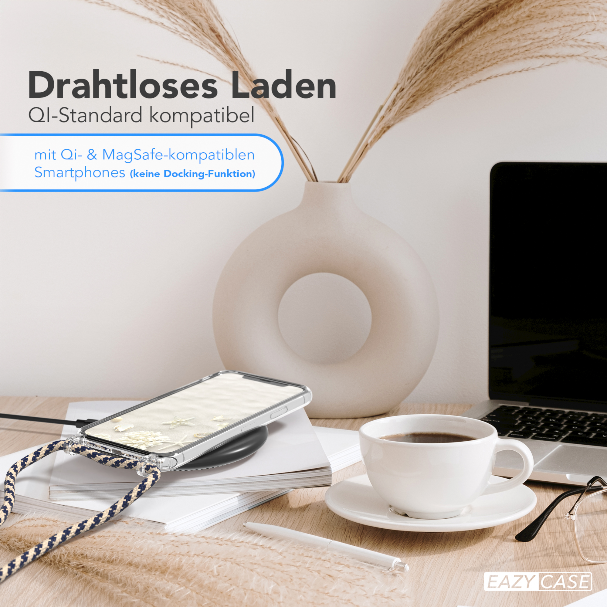 Telefon auf Ladepad. Text: Drahtloses Laden. Gegenstände auf einem Holztisch. Kaffee und Brille im Hintergrund.