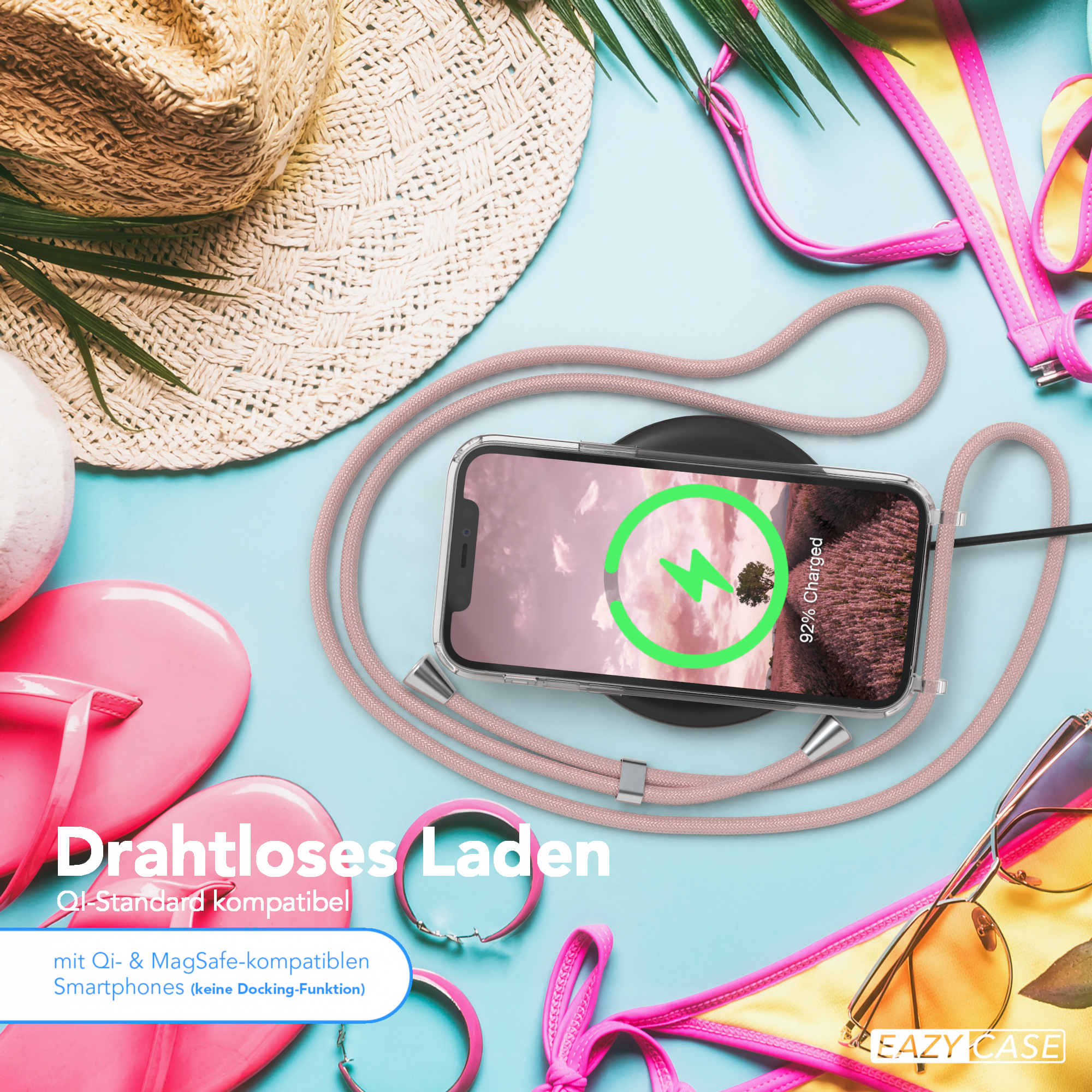 Telefon am Strand. Handyhülle, Hut, Sonnenbrille und Accessoires auf blauem Hintergrund.