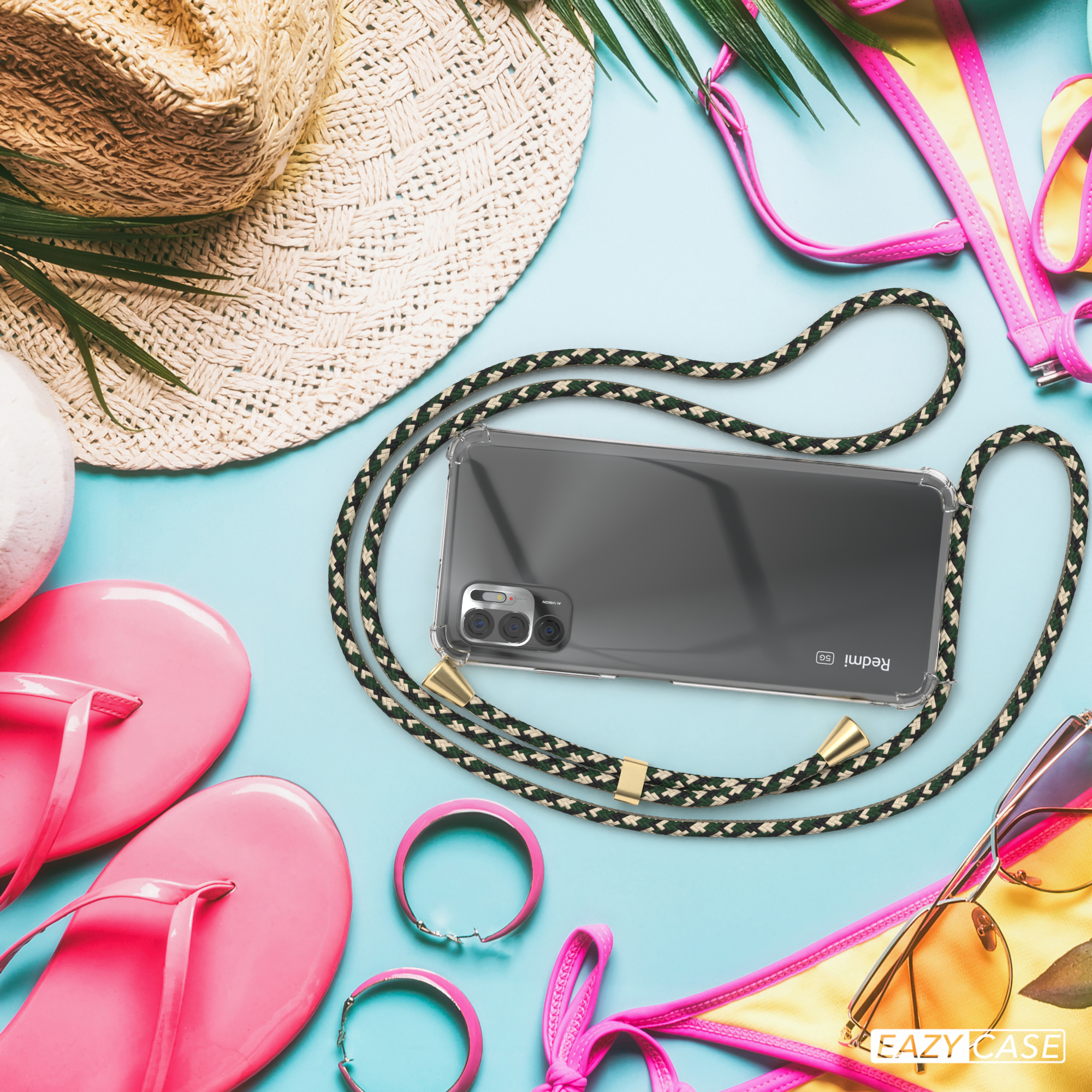 Telefon mit klarer Hülle und grün-schwarzem Lanyard auf blauem Untergrund mit Sommeraccessoires.